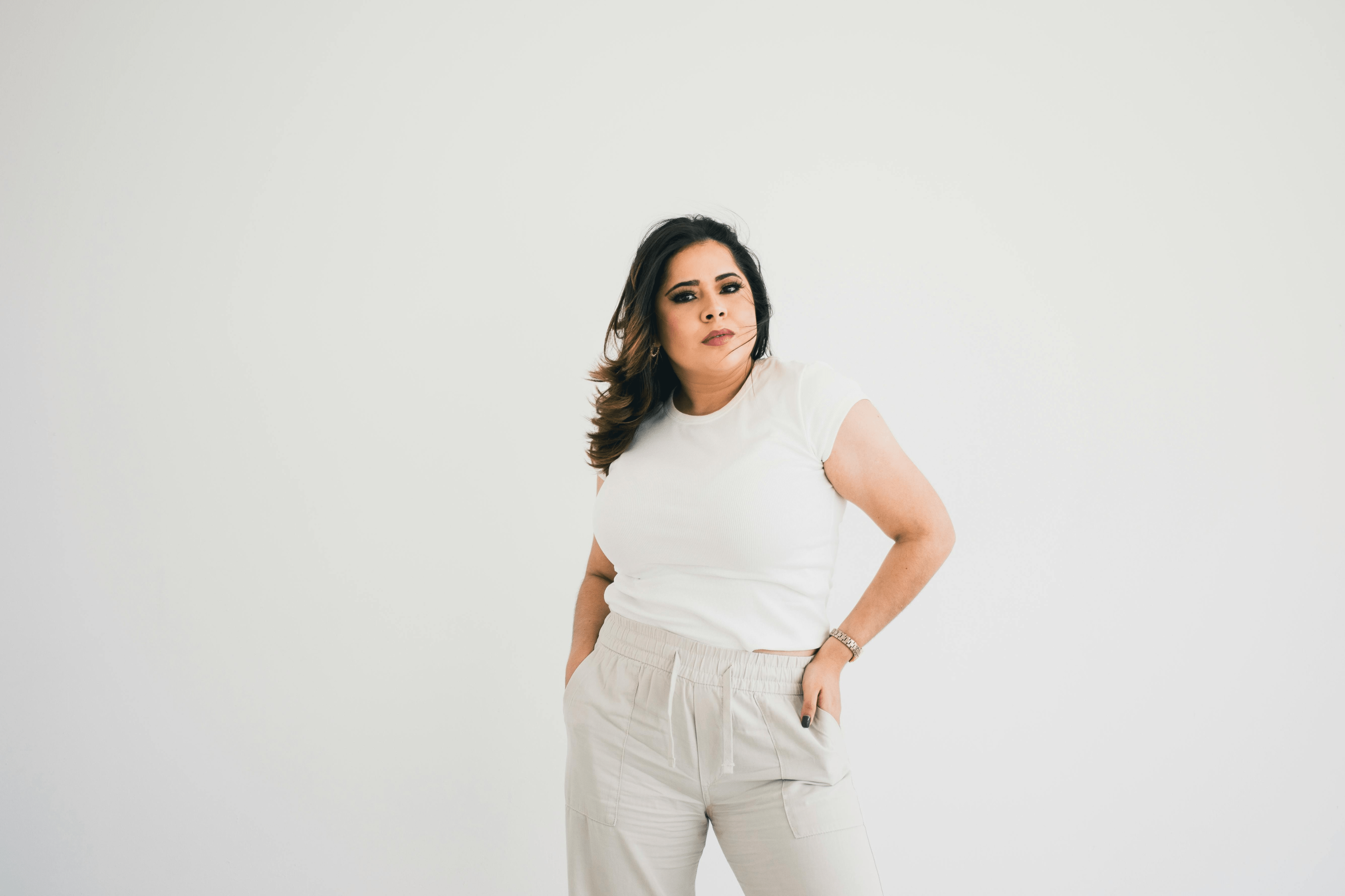 Camisetas básicas para mujer: Tu aliada en moda sostenible para 2025 - Lolitas&L