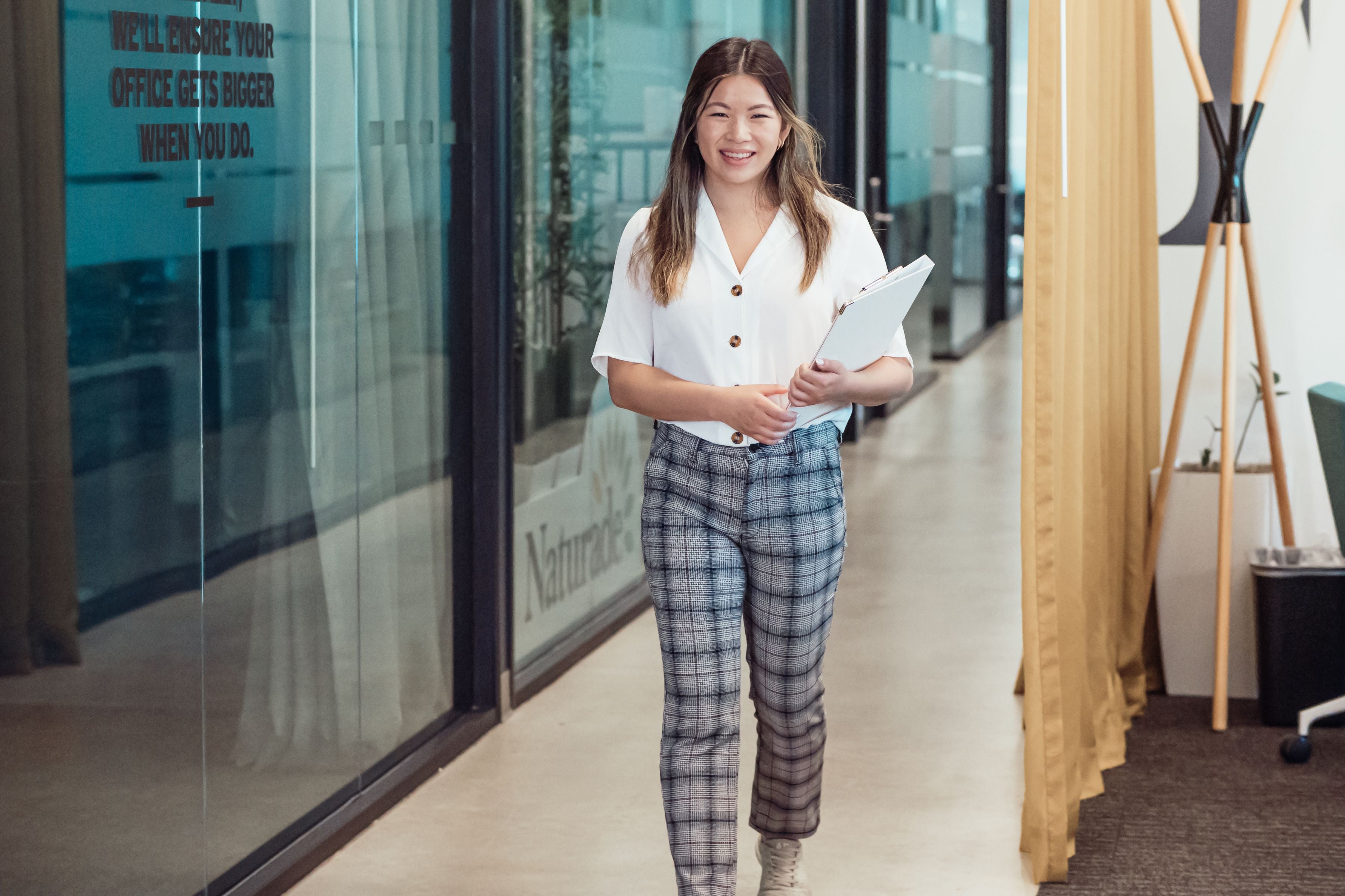 Claves para combinar un pantalón de cuadros de mujer - Lolitas&L