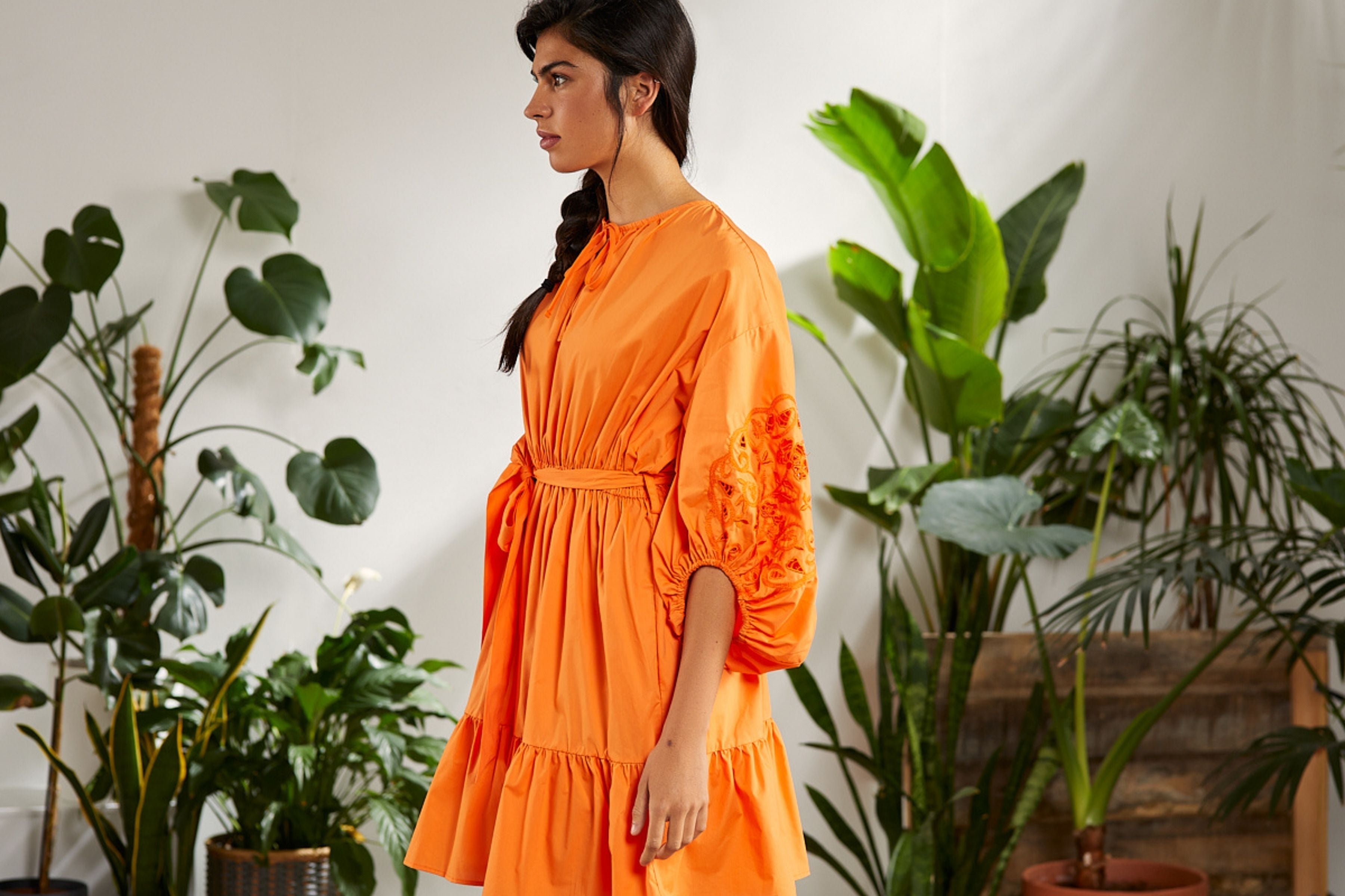 Colour block street style outfit, orange and blue  Trajes de color  blocking, Combinaciones de colores de moda, Conjuntos naranjas