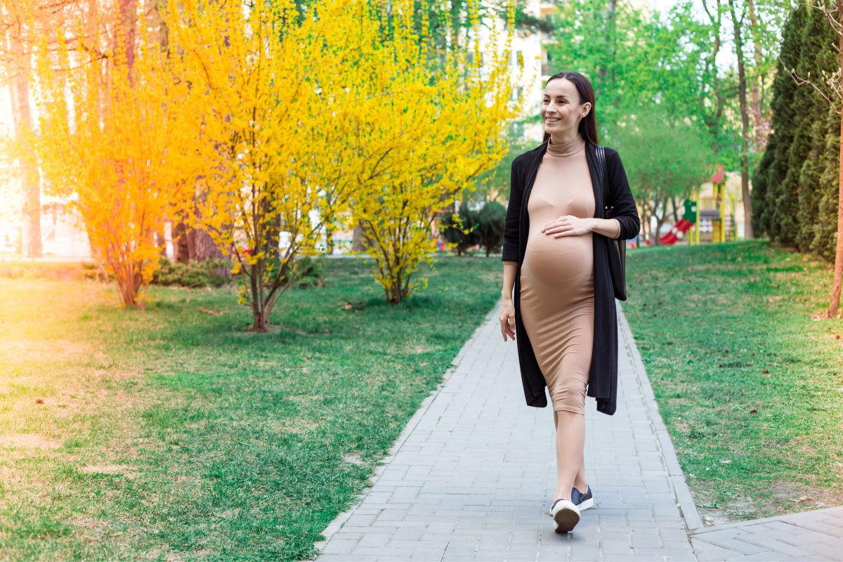 Cómo crear looks de embarazada sin usar ropa premamá