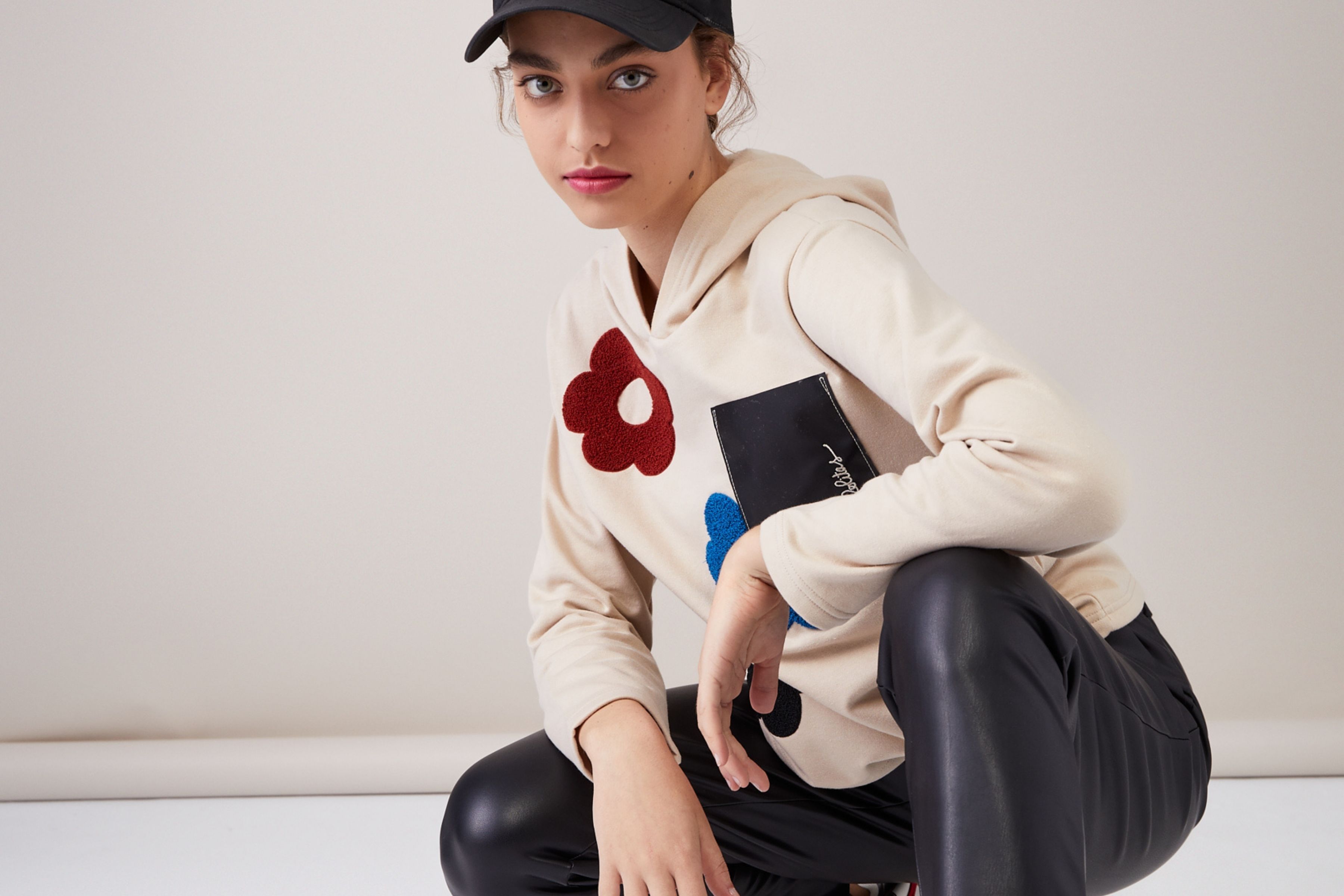 Las sudaderas con un plus de estilo que resuelven cualquier look de otoño - Lolitas&L