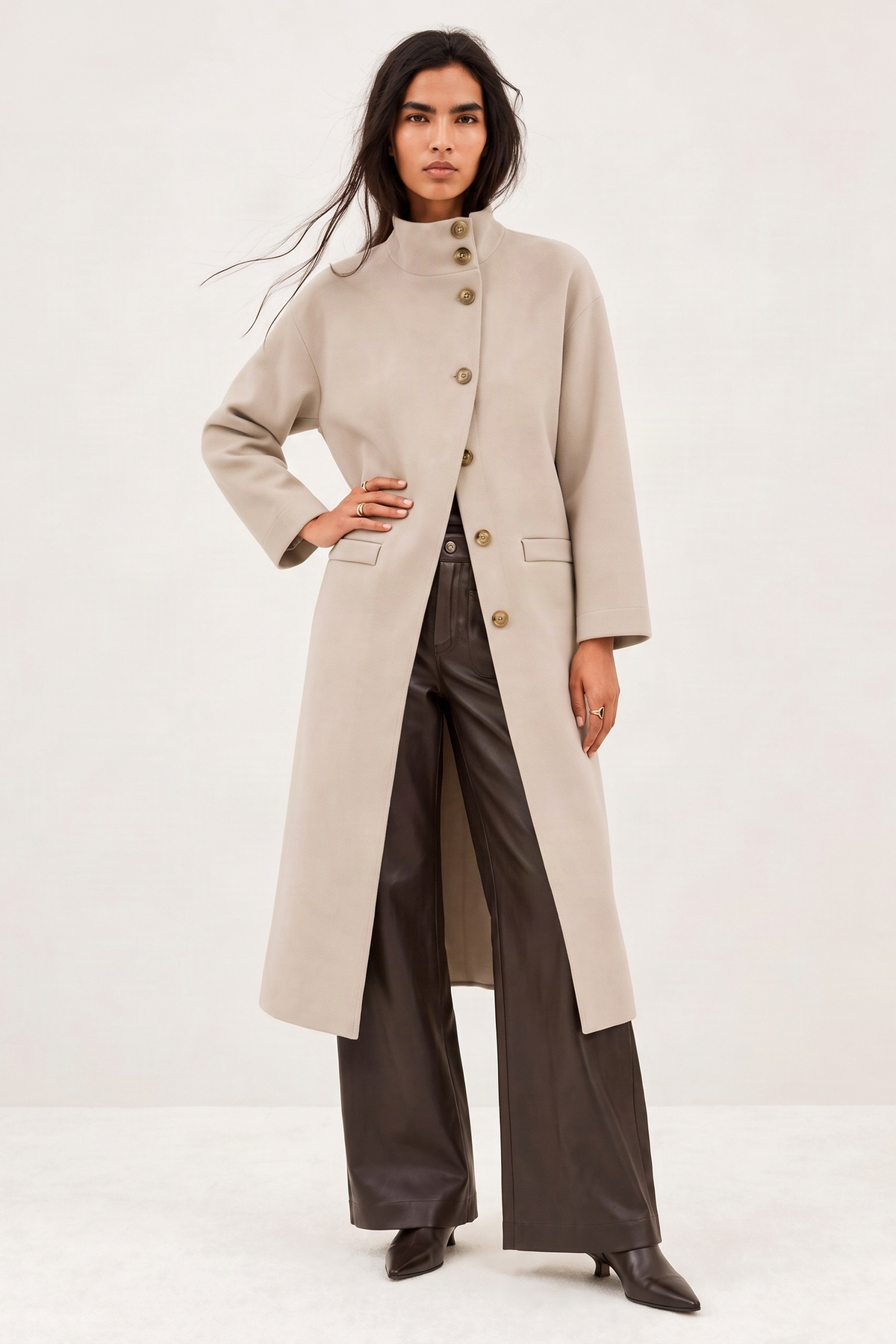 Abrigo Oversize Crema en Twill Scuba Duplo con Abotonadura Asimétrica – Lolitas&L