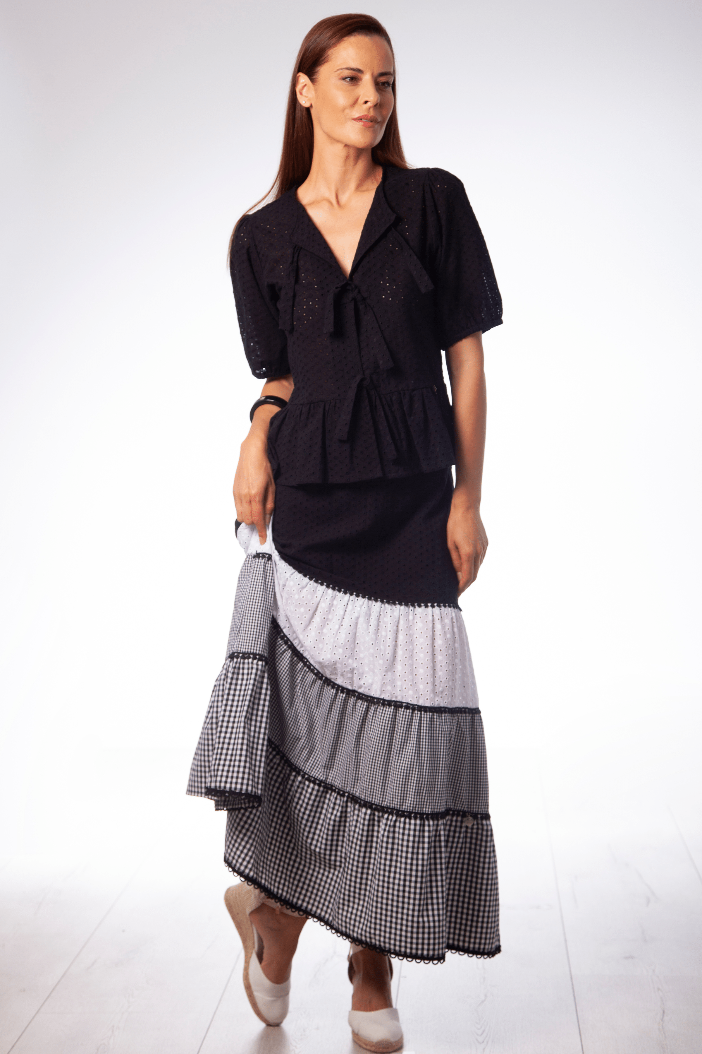 Blusa negra bordado ingles con lazos Lolitas&L - lolitasyl.com