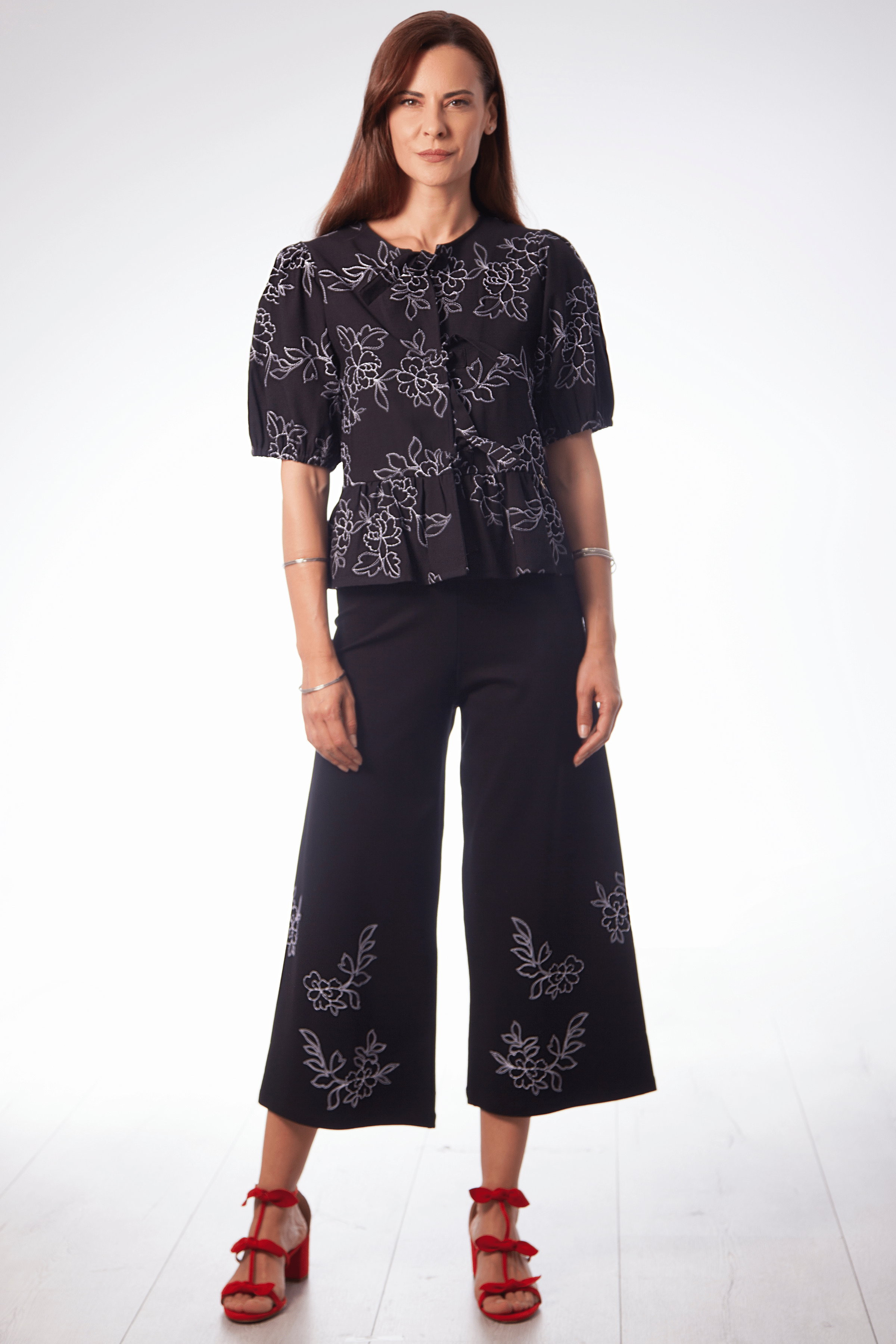 Blusa negra con bordado en contraste y lazos Lolitas&L - lolitasyl.com