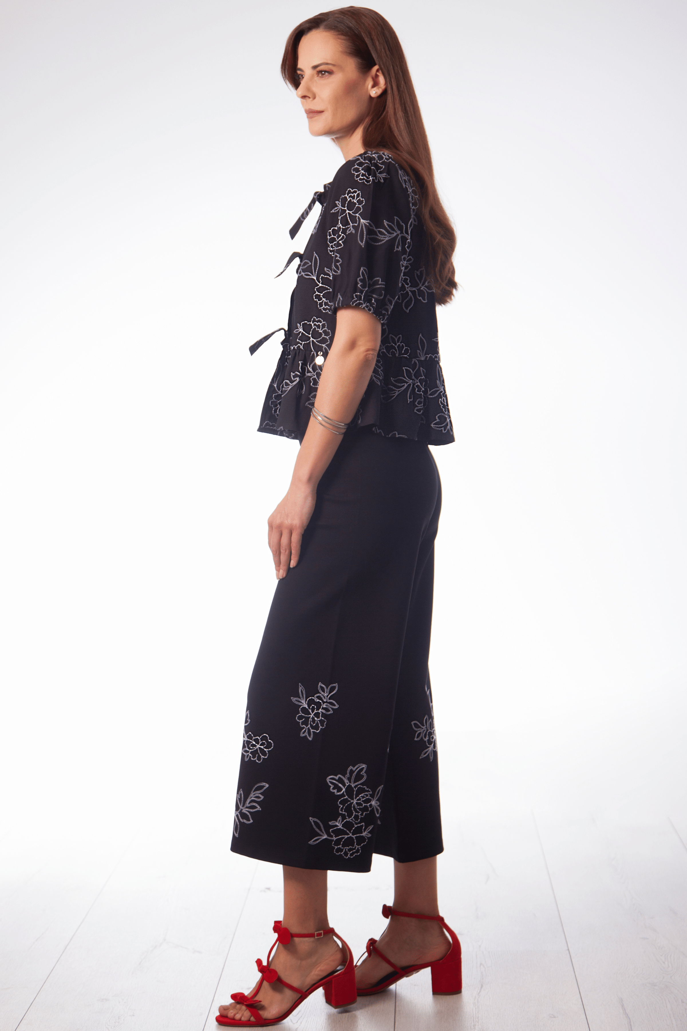 Blusa negra con bordado en contraste y lazos Lolitas&L - lolitasyl.com