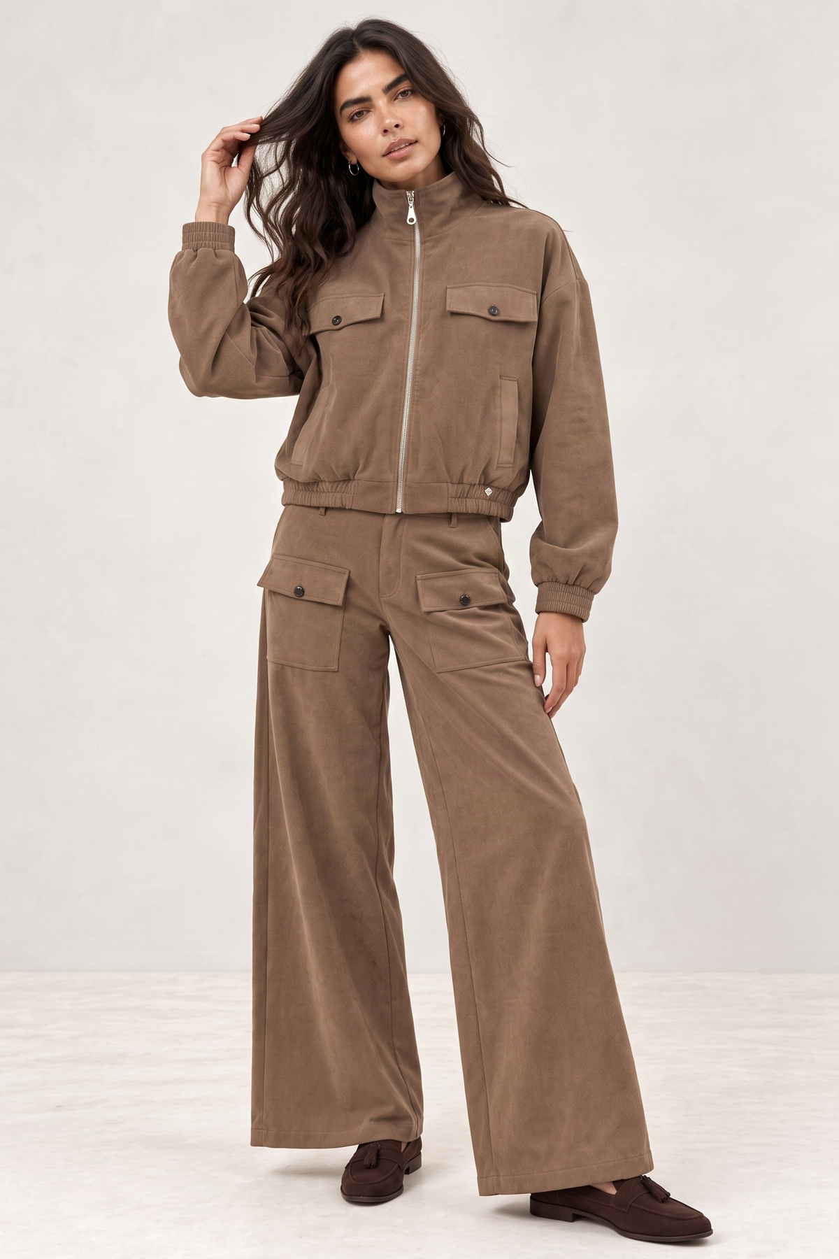 Bomber Cropped Beige en Símil Suede con Cremallera Oro Light – Lolitas&L