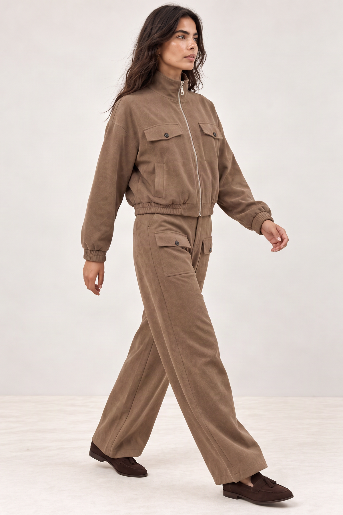 Bomber Cropped Beige en Símil Suede con Cremallera Oro Light – Lolitas&L