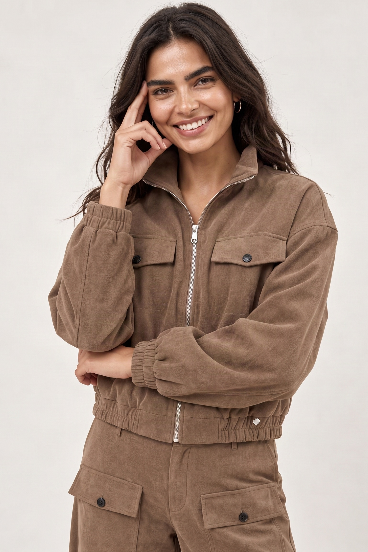 Bomber Cropped Beige en Símil Suede con Cremallera Oro Light – Lolitas&L