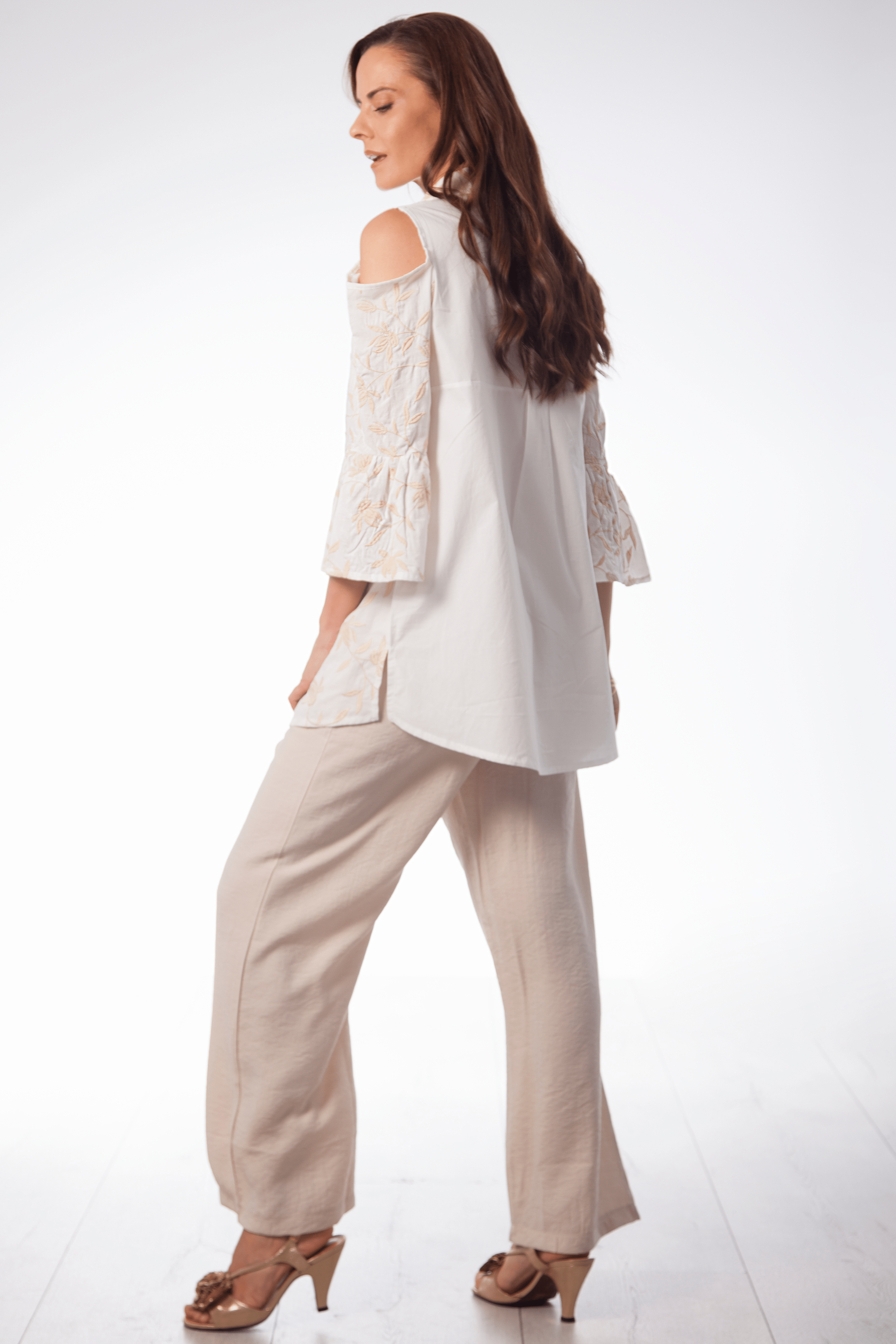 Camisa blanca bordado dorado en contraste hombro Lolitas&L - lolitasyl.com