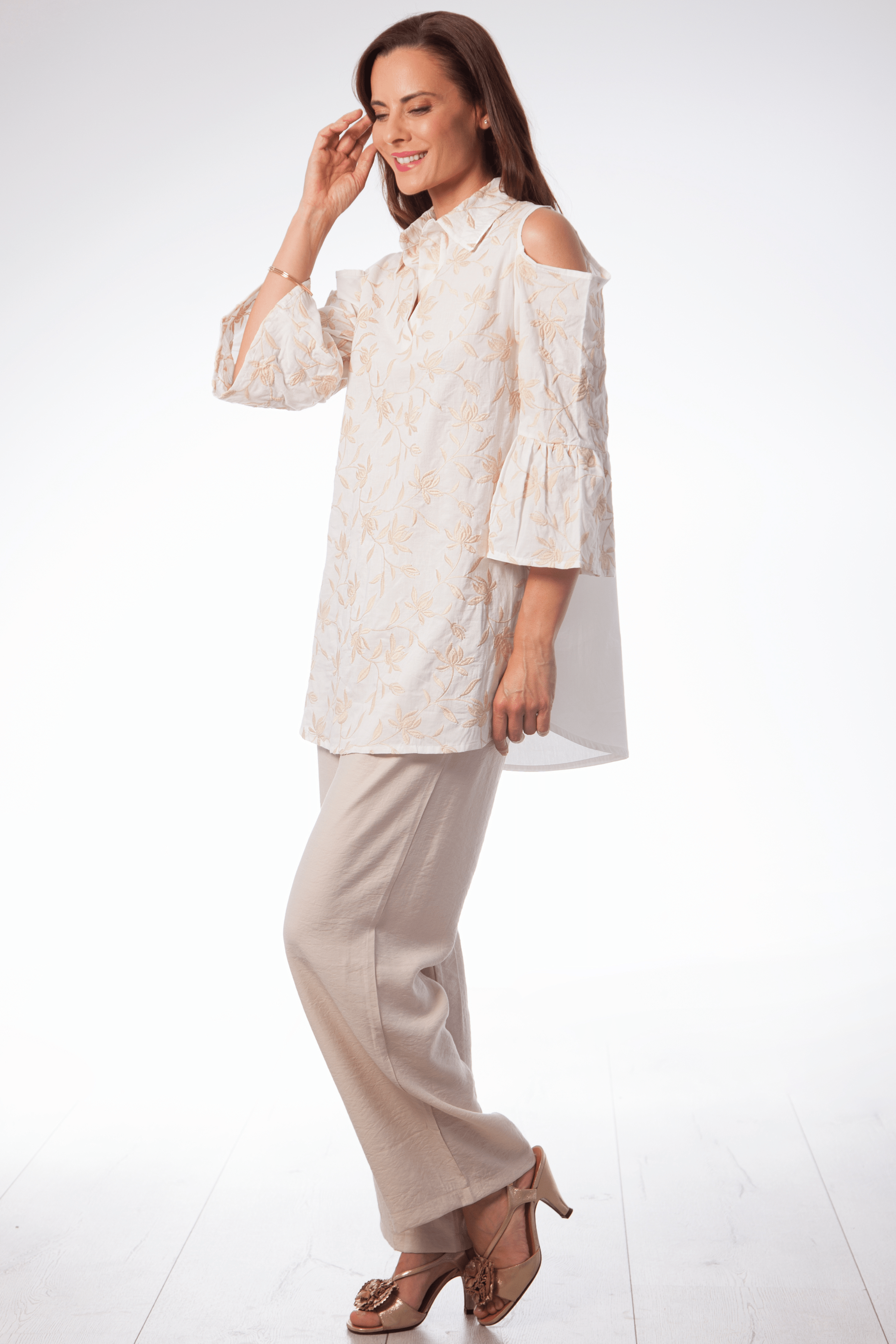 Camisa blanca bordado dorado en contraste hombro Lolitas&L - lolitasyl.com