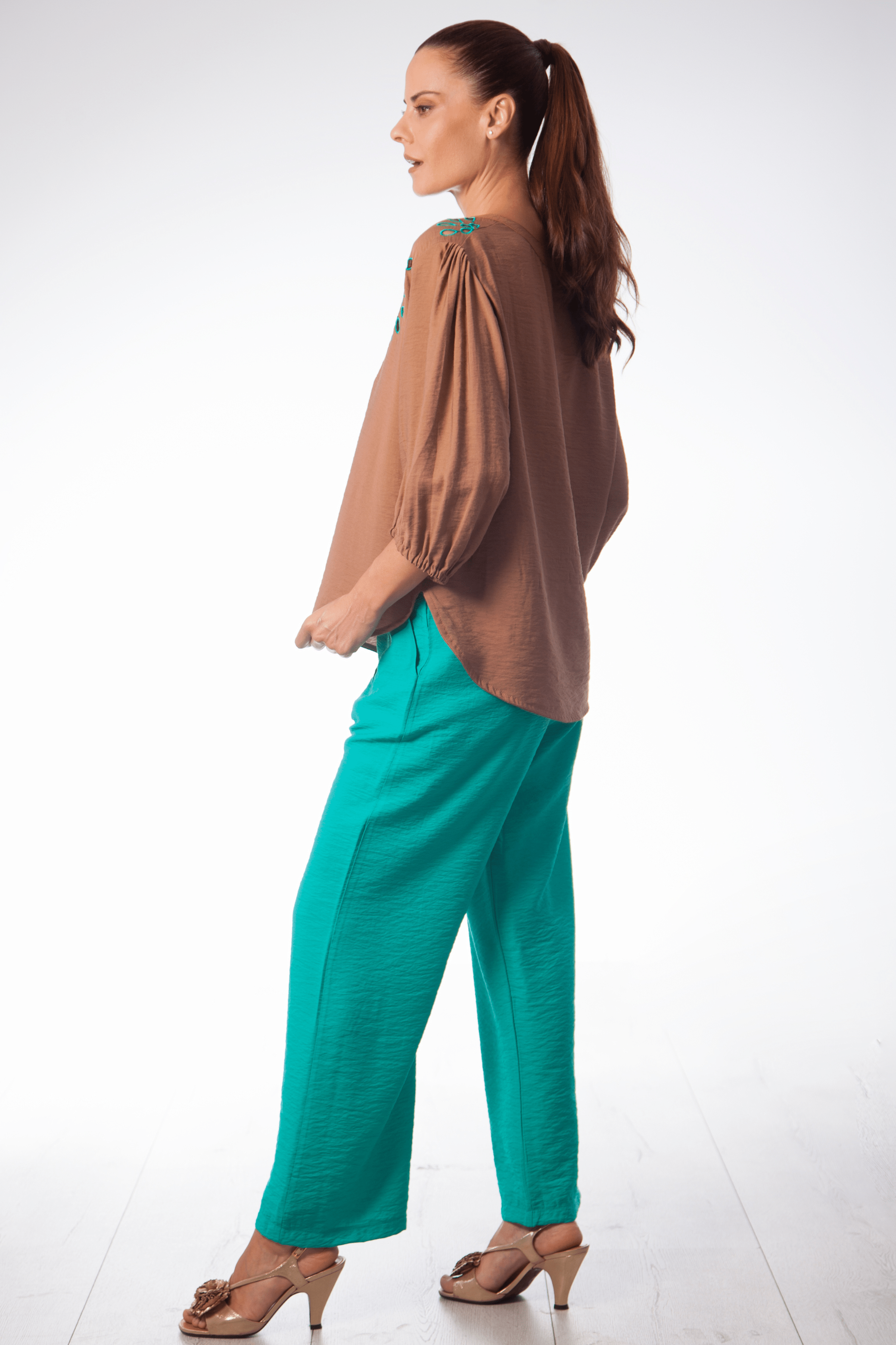 Camisa marron amplia bordado verde en contraste Lolitas&L - lolitasyl.com