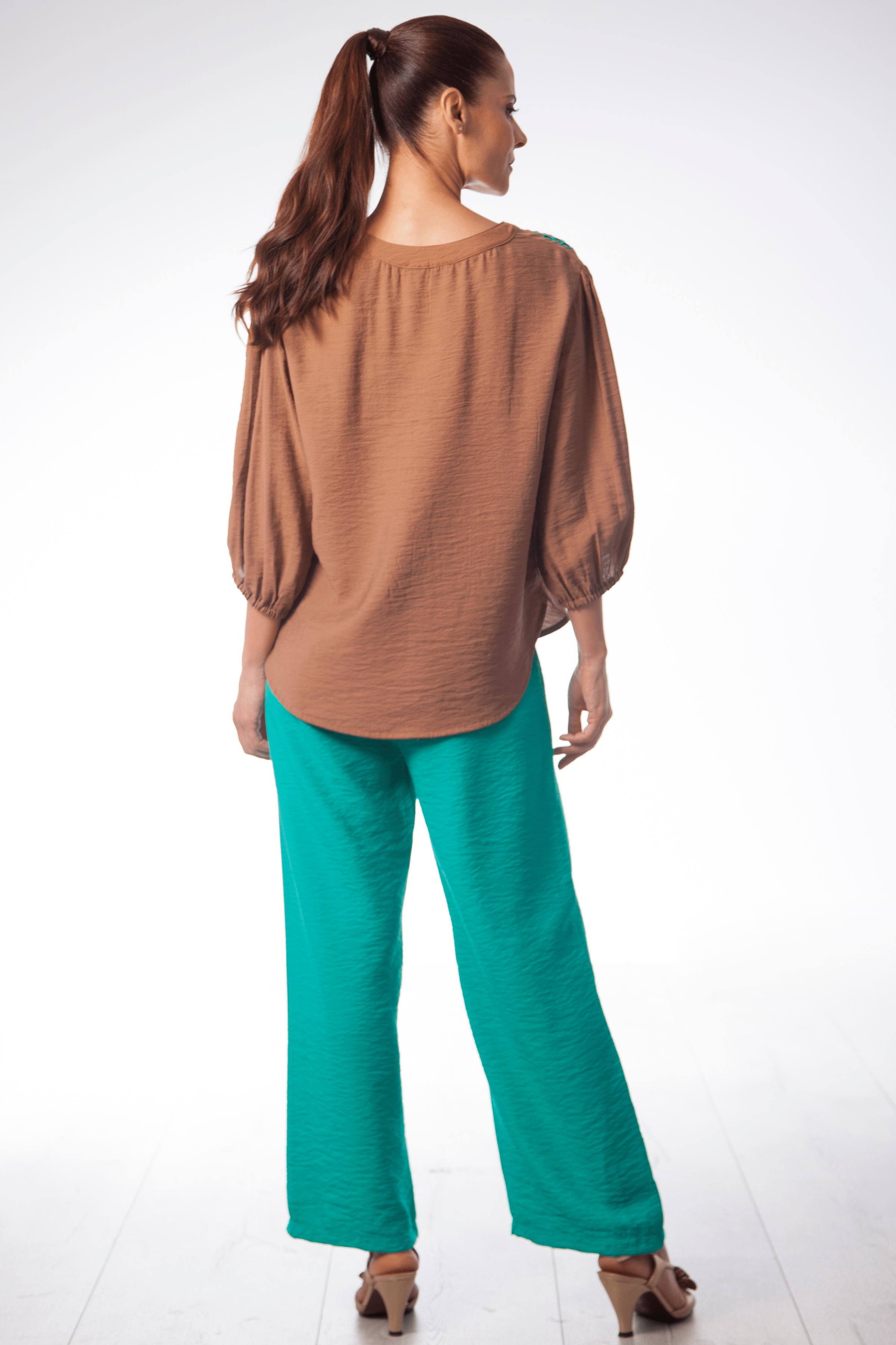 Camisa marron amplia bordado verde en contraste Lolitas&L - lolitasyl.com