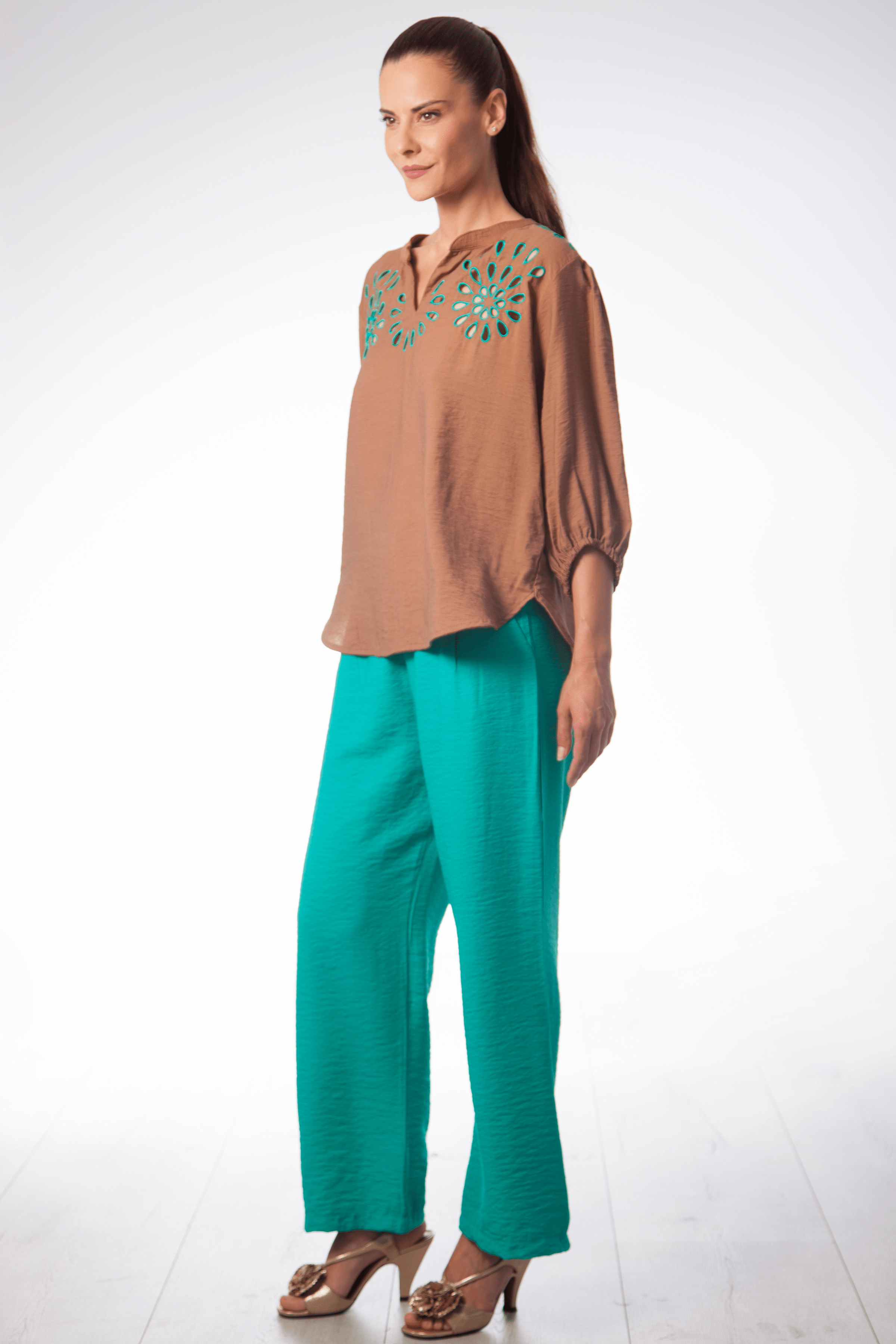 Camisa marron amplia bordado verde en contraste Lolitas&L - lolitasyl.com