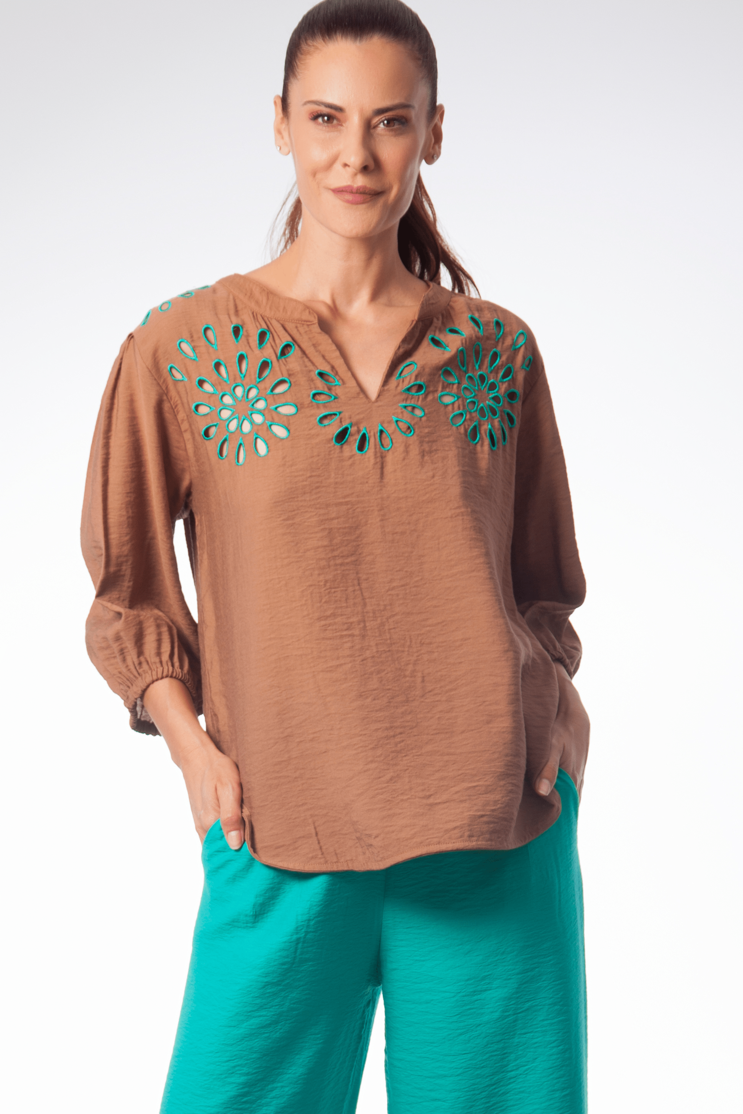 Camisa marron amplia bordado verde en contraste Lolitas&L - lolitasyl.com