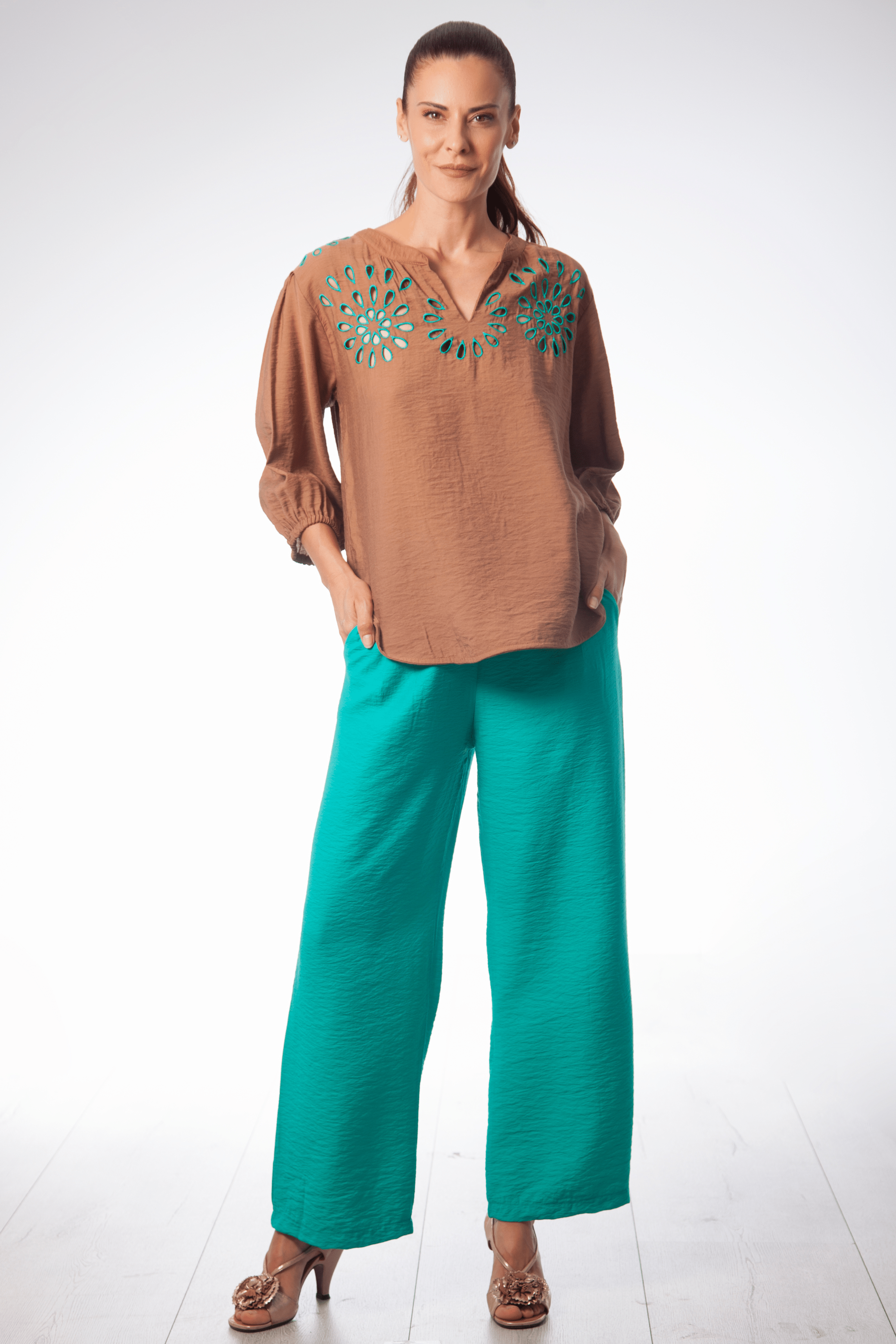 Camisa marron amplia bordado verde en contraste Lolitas&L - lolitasyl.com