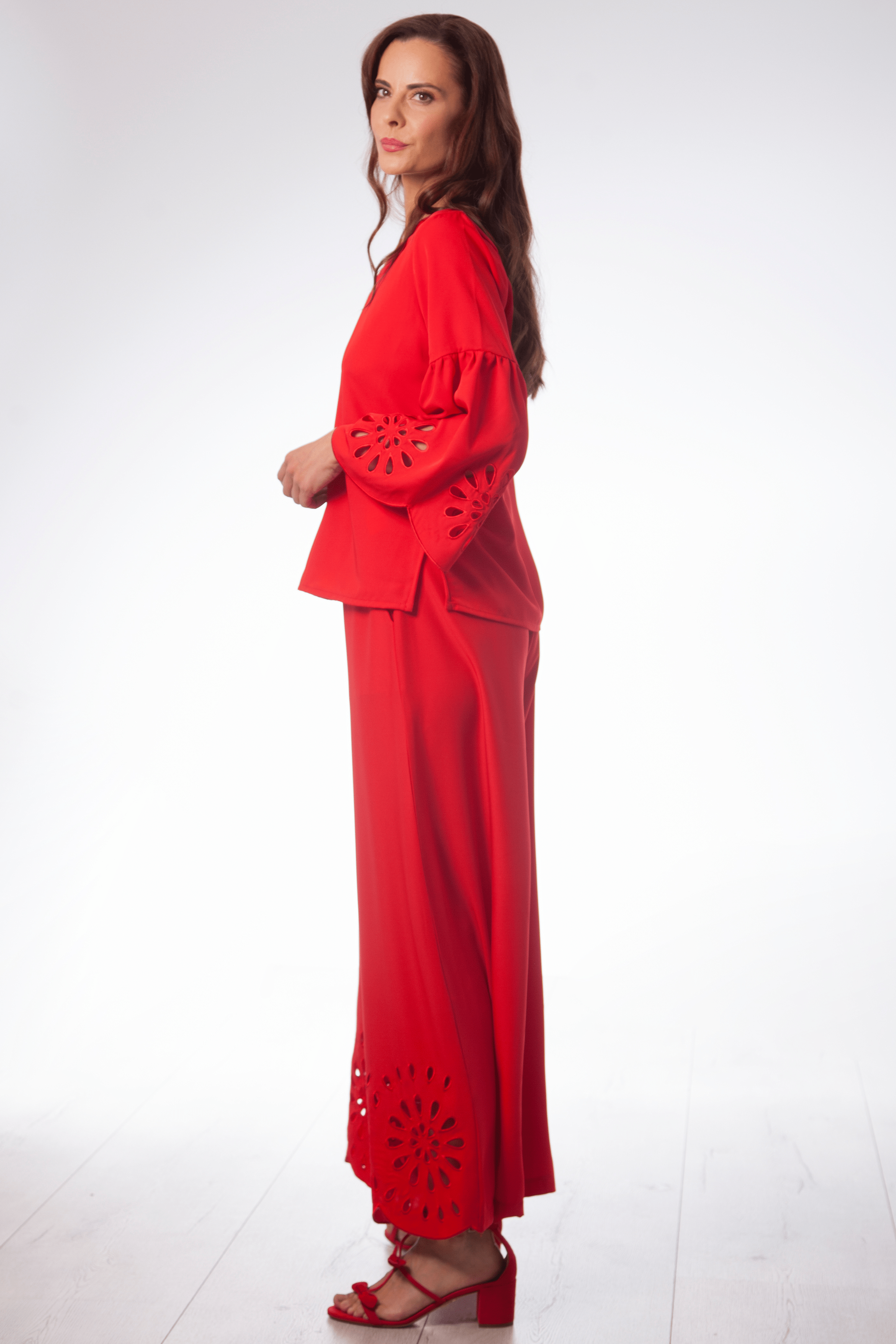 Camisa roja con bordado calado en mangas Lolitas&L - lolitasyl.com