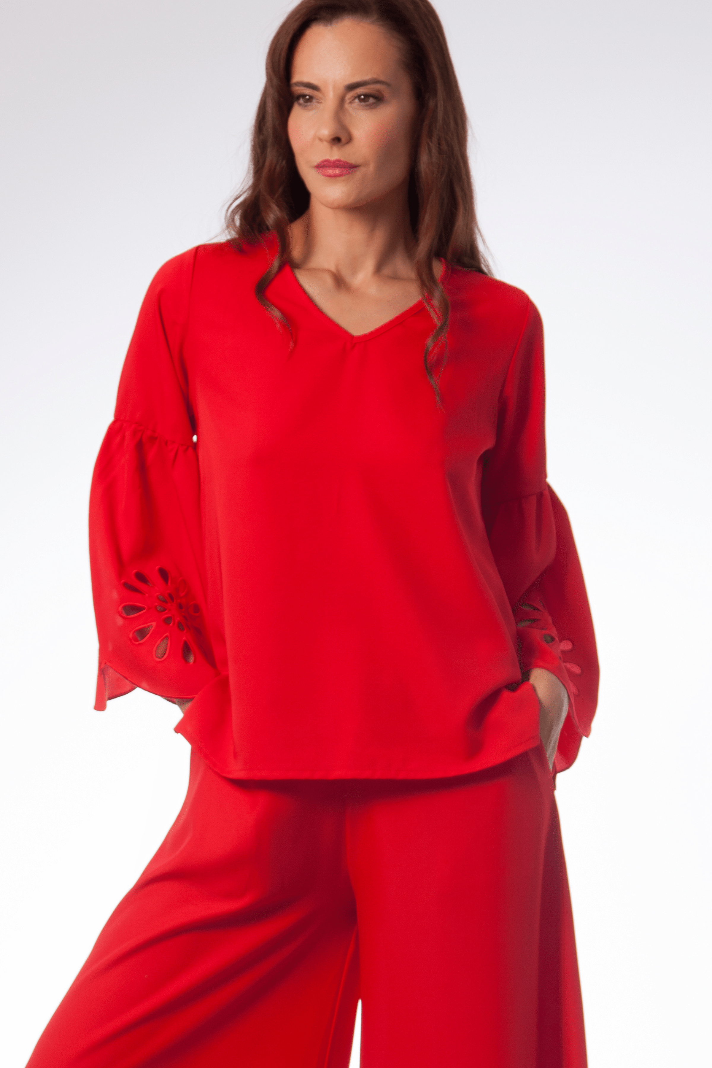 Camisa roja con bordado calado en mangas Lolitas&L - lolitasyl.com