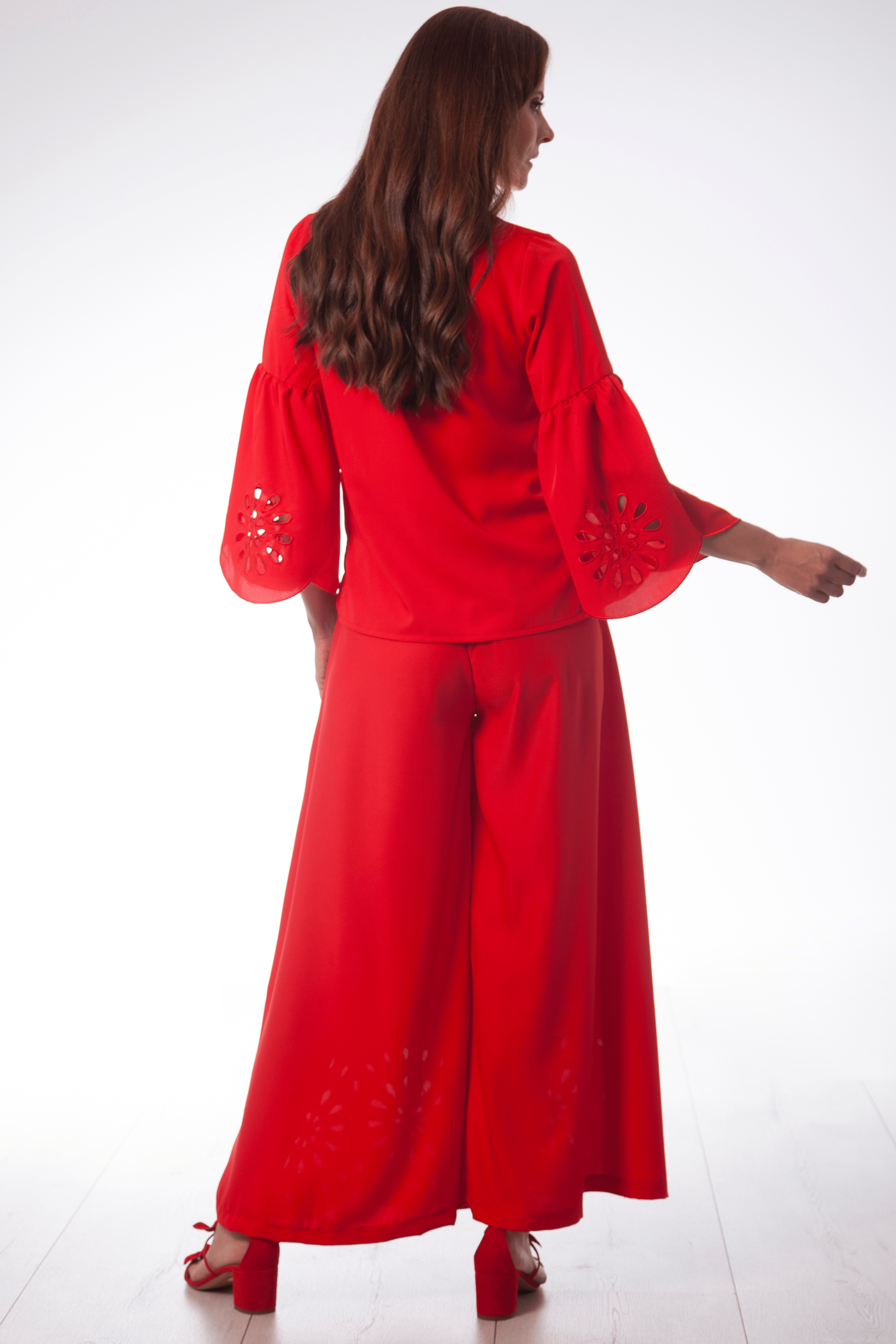 Camisa roja con bordado calado en mangas Lolitas&L - lolitasyl.com