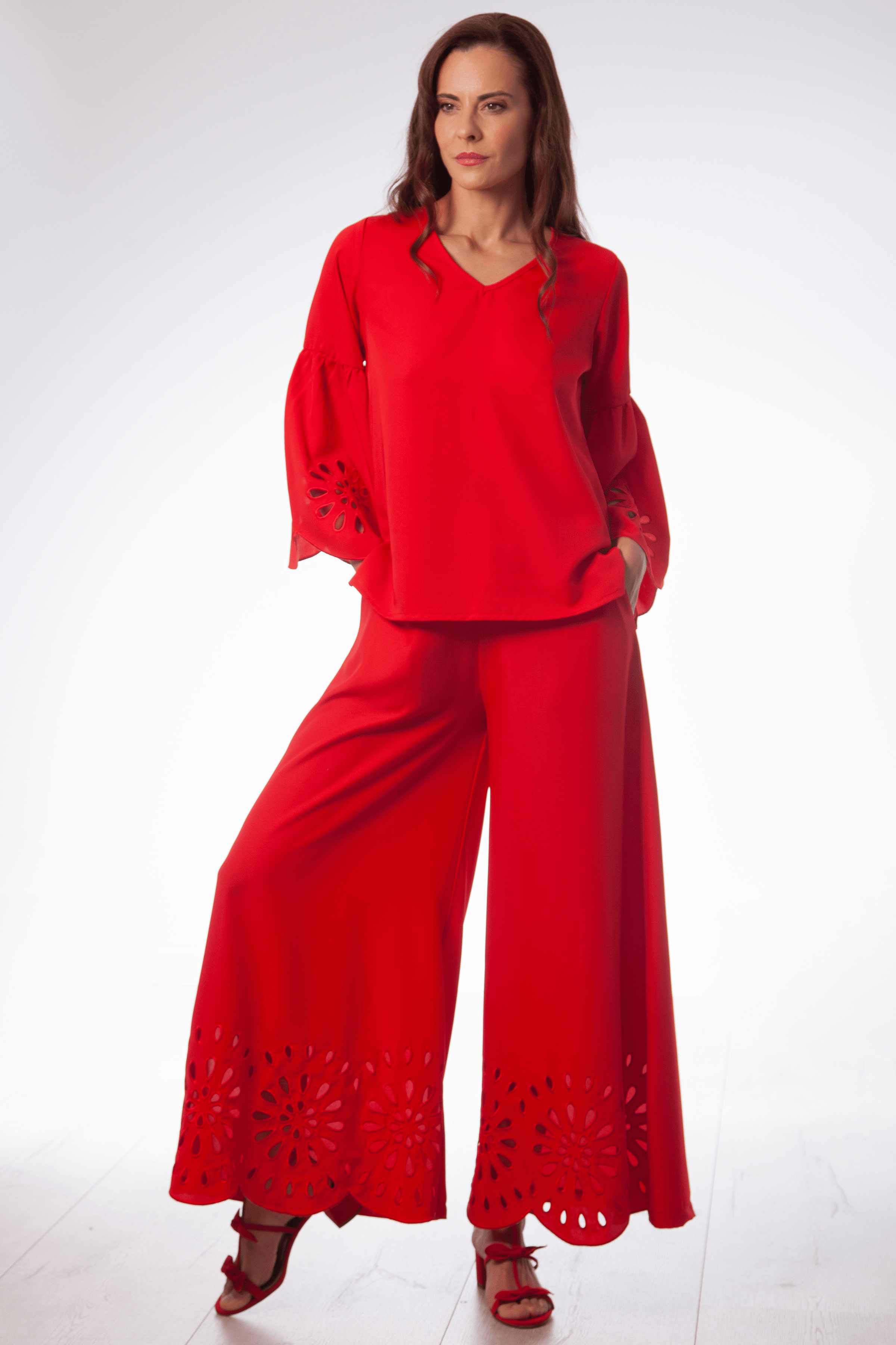 Camisa roja con bordado calado en mangas Lolitas&L - lolitasyl.com