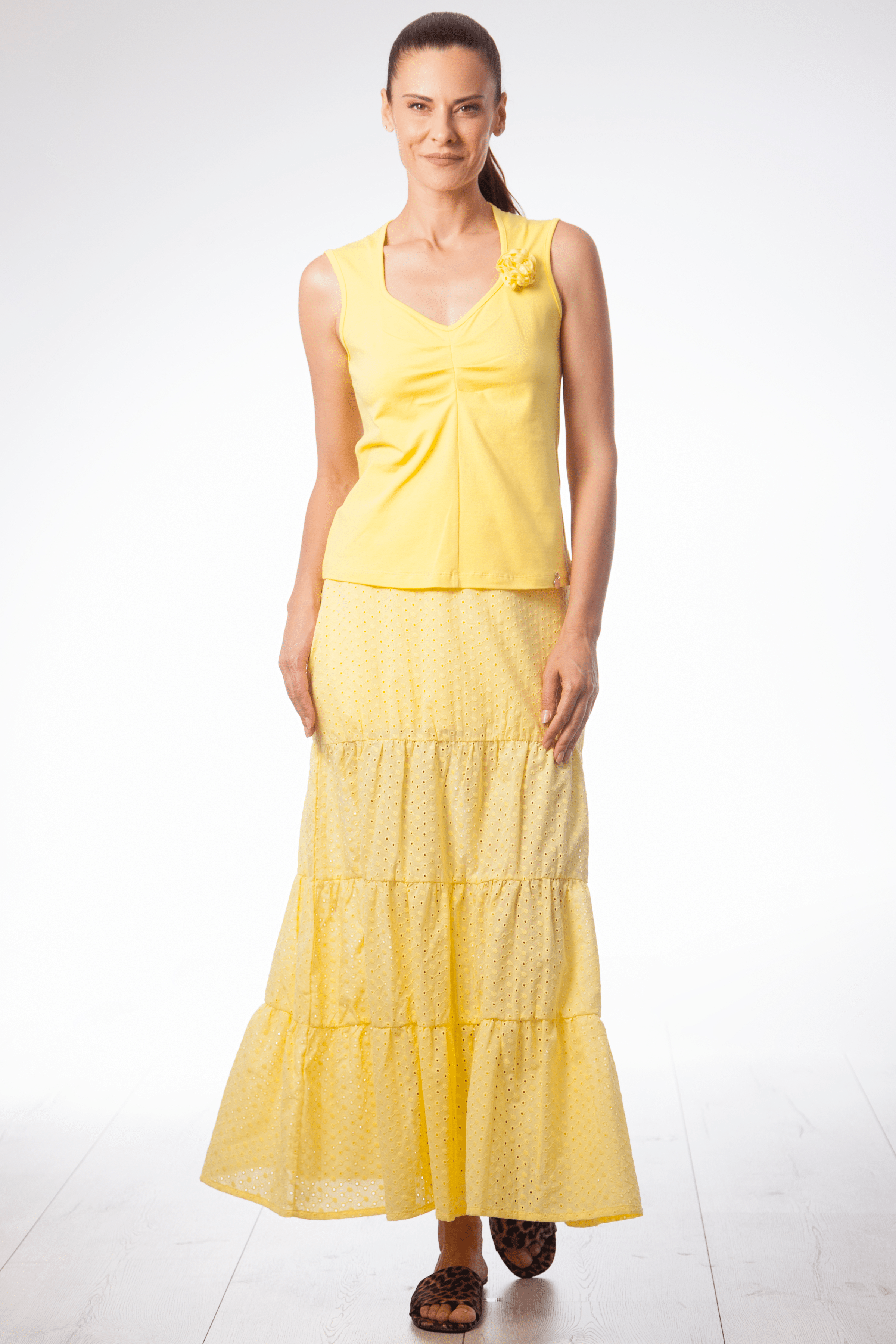 Camiseta amarilla recogido y flor en el delantero Lolitas&L - lolitasyl.com