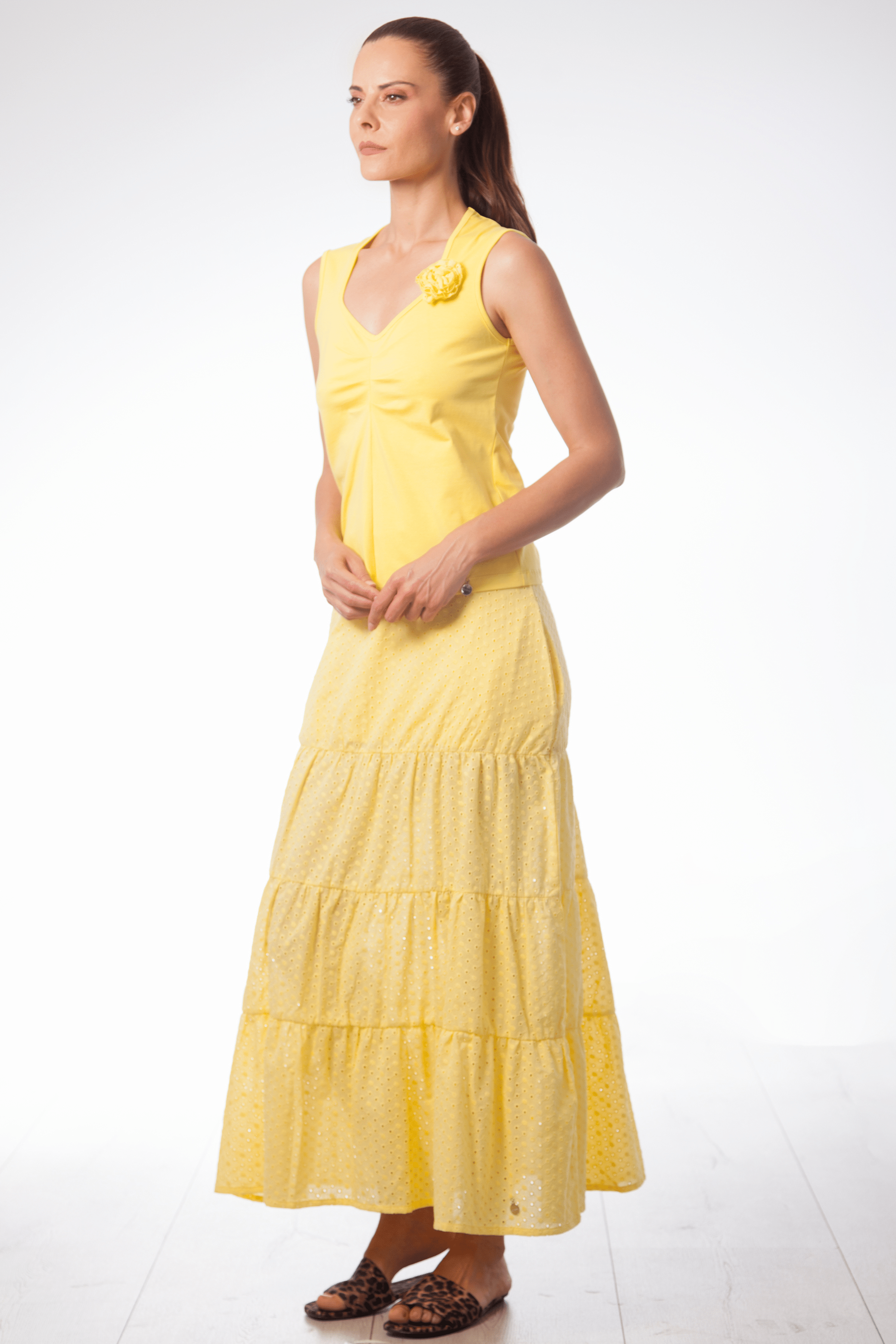 Camiseta amarilla recogido y flor en el delantero Lolitas&L - lolitasyl.com