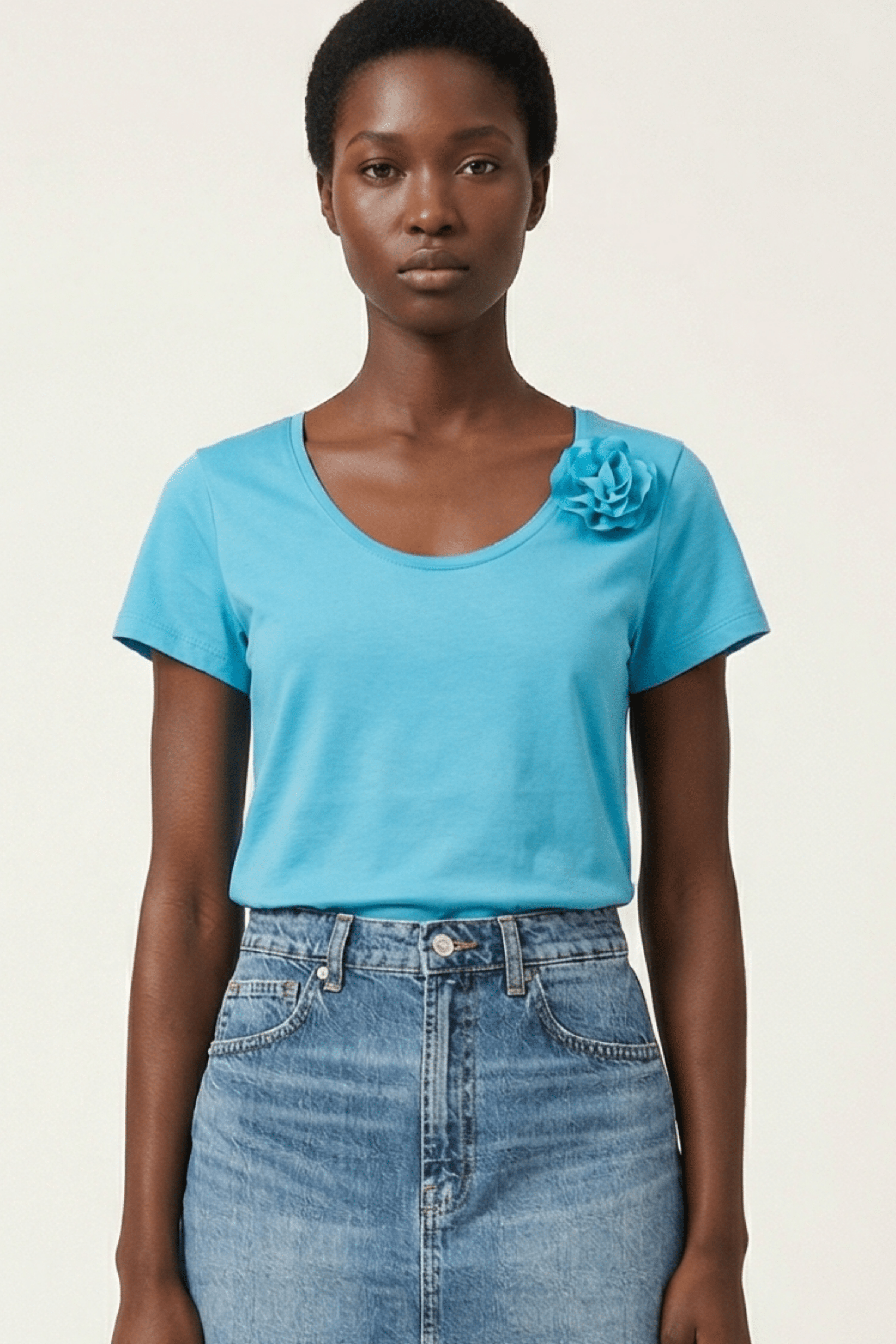 Camiseta azul turquesa escote redondo con flor Lolitas&L - lolitasyl.com