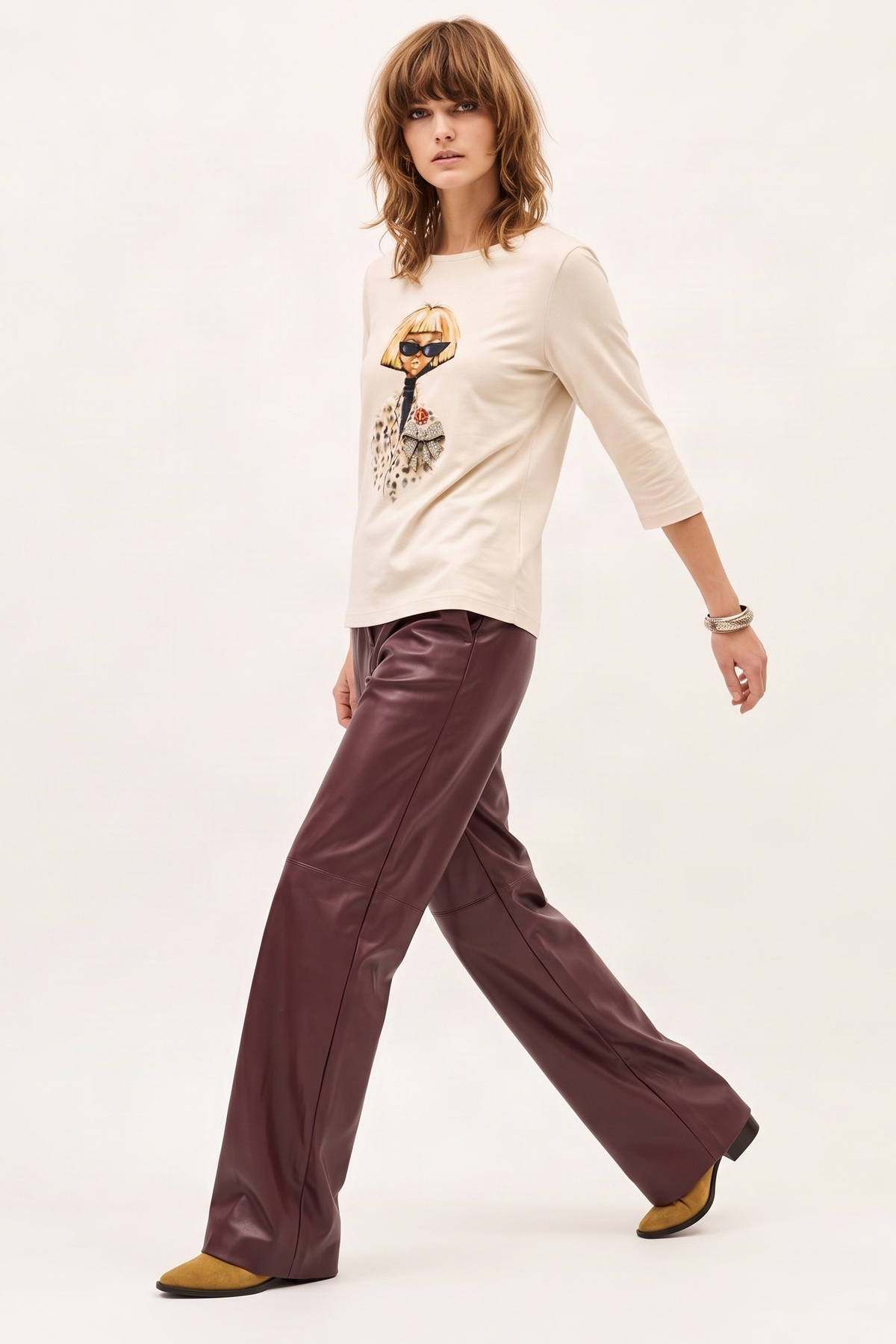 Camiseta Beige de Cuello Barco con Print Digital y Accesorios – Lolitas&L