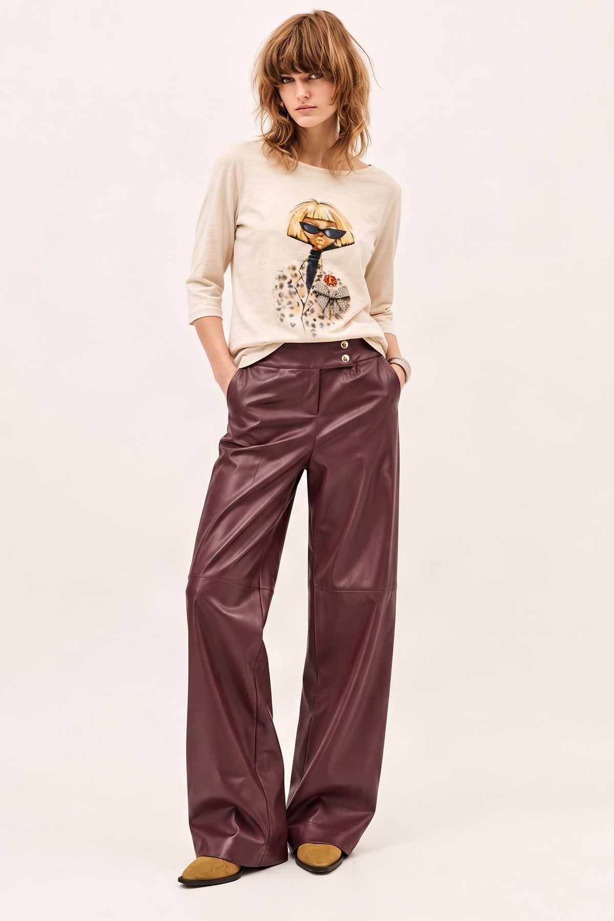 Camiseta Beige de Cuello Barco con Print Digital y Accesorios – Lolitas&L