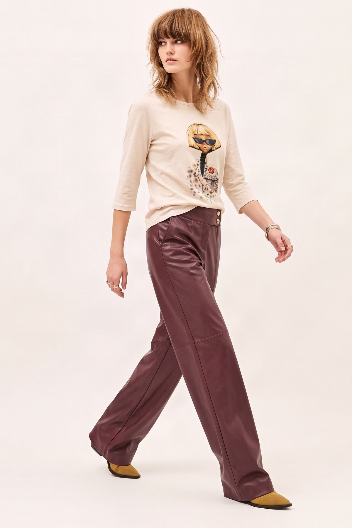 Camiseta Beige de Cuello Barco con Print Digital y Accesorios – Lolitas&L