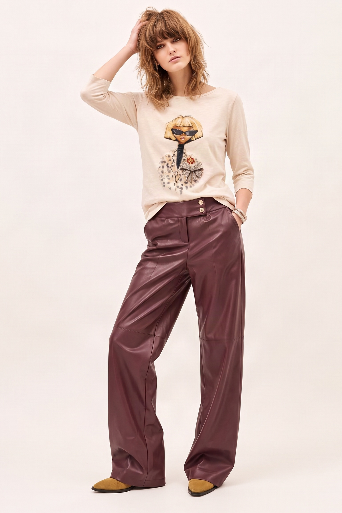 Camiseta Beige de Cuello Barco con Print Digital y Accesorios – Lolitas&L