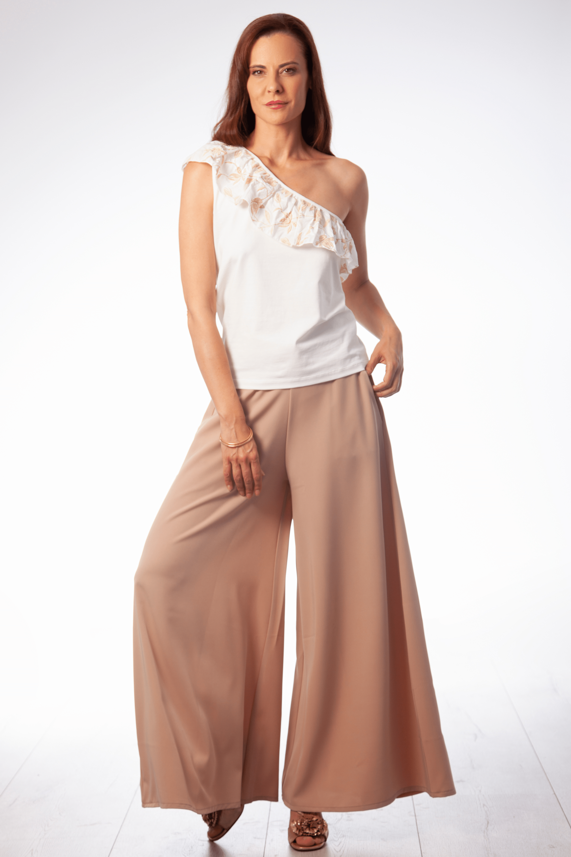 Camiseta blanca asimetrica con volante bordado en contraste Lolitas&L - lolitasyl.com