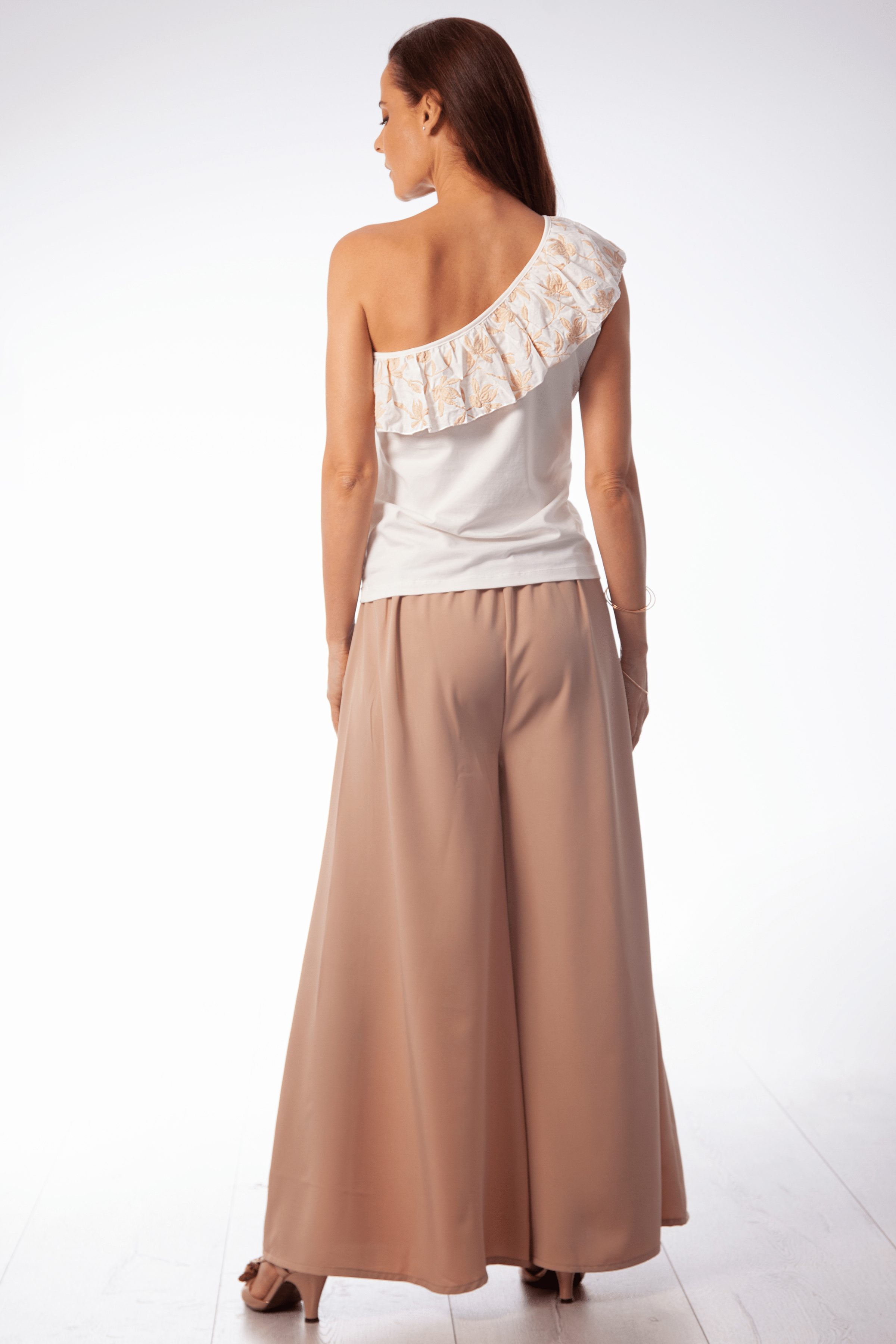 Camiseta blanca asimetrica con volante bordado en contraste Lolitas&L - lolitasyl.com