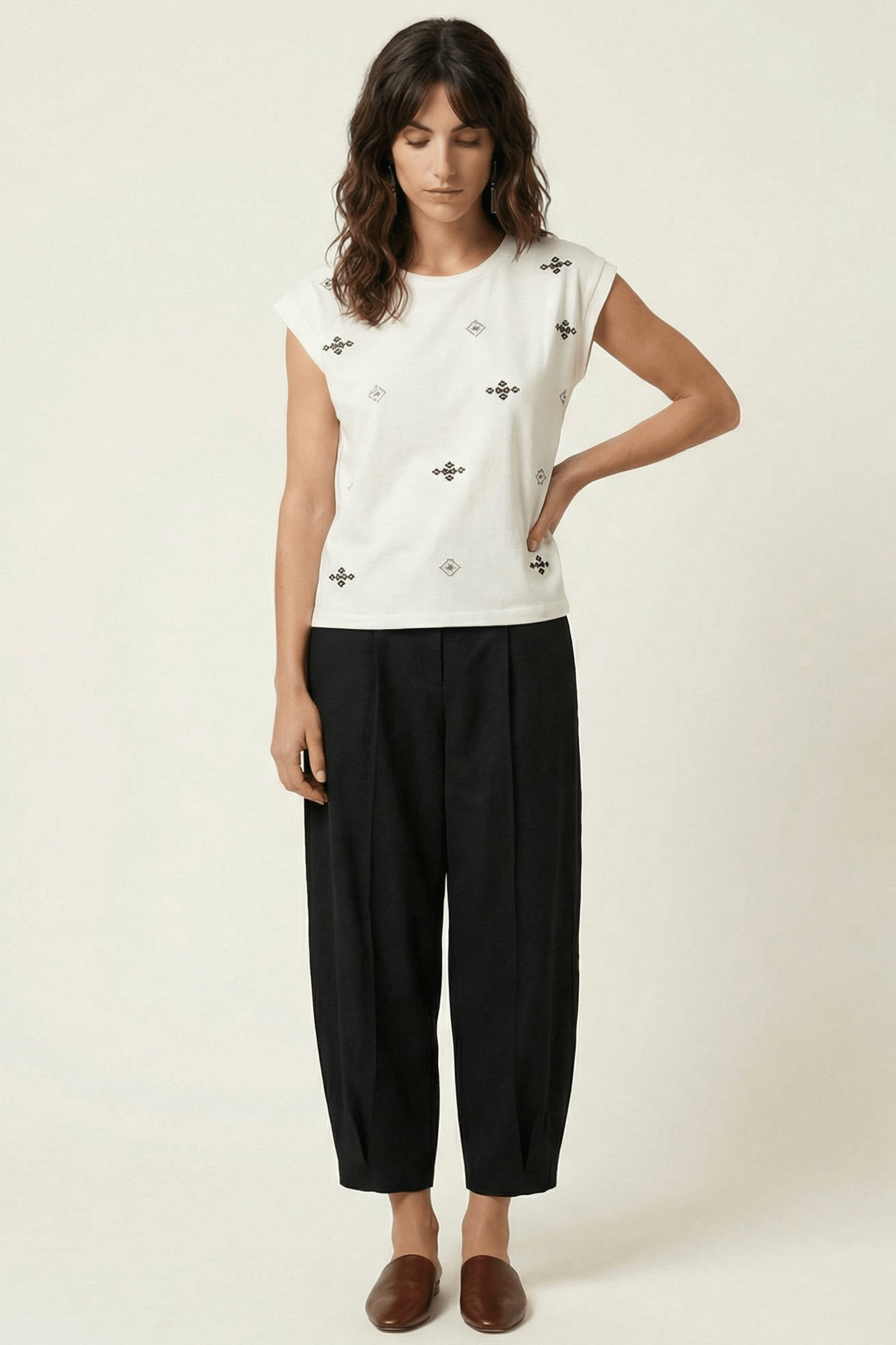 Camiseta blanca bordado etnico con escote pico Lolitas&L - lolitasyl.com