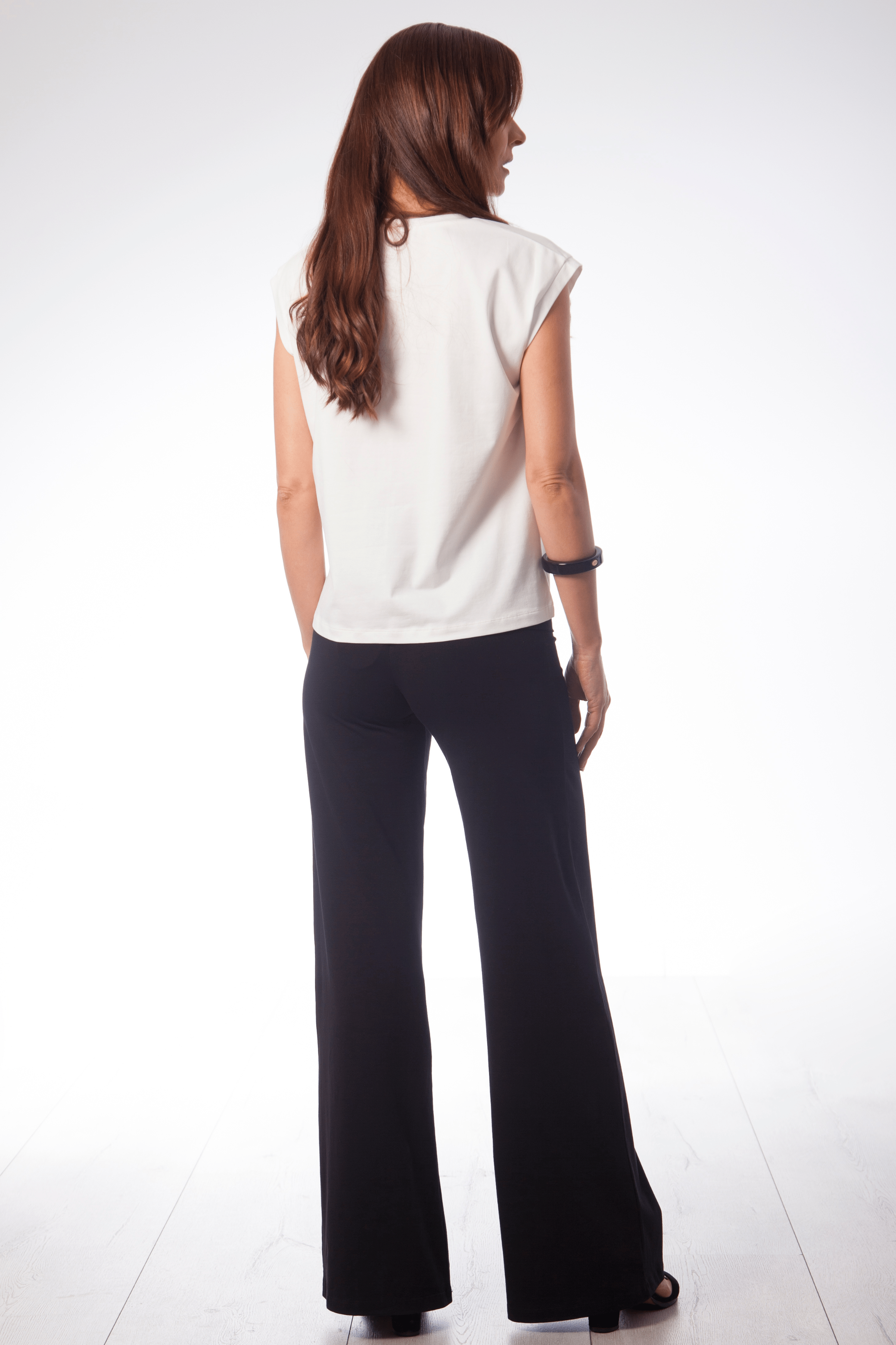 Camiseta blanca bordado etnico con escote pico Lolitas&L - lolitasyl.com