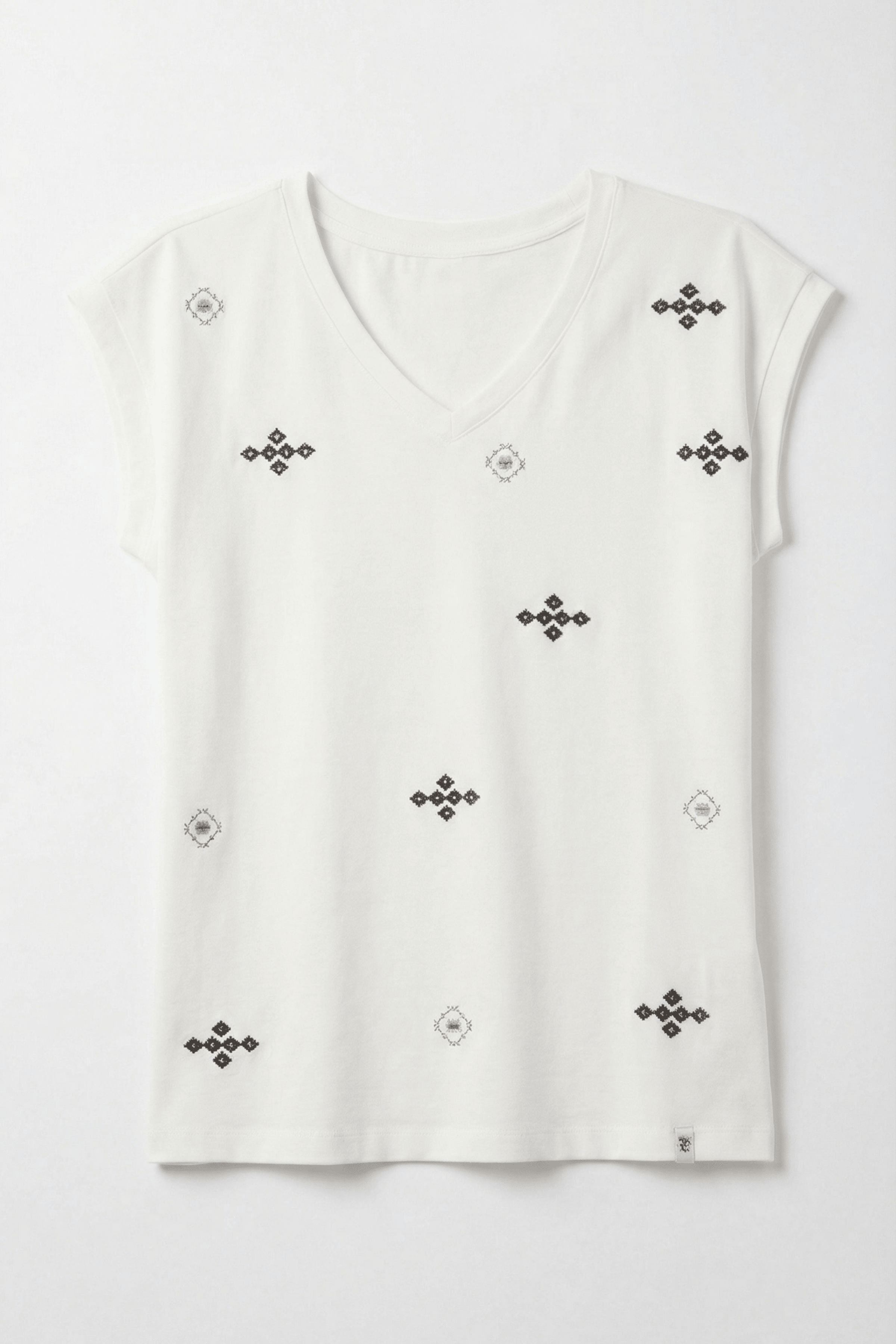 Camiseta blanca bordado etnico con escote pico Lolitas&L - lolitasyl.com