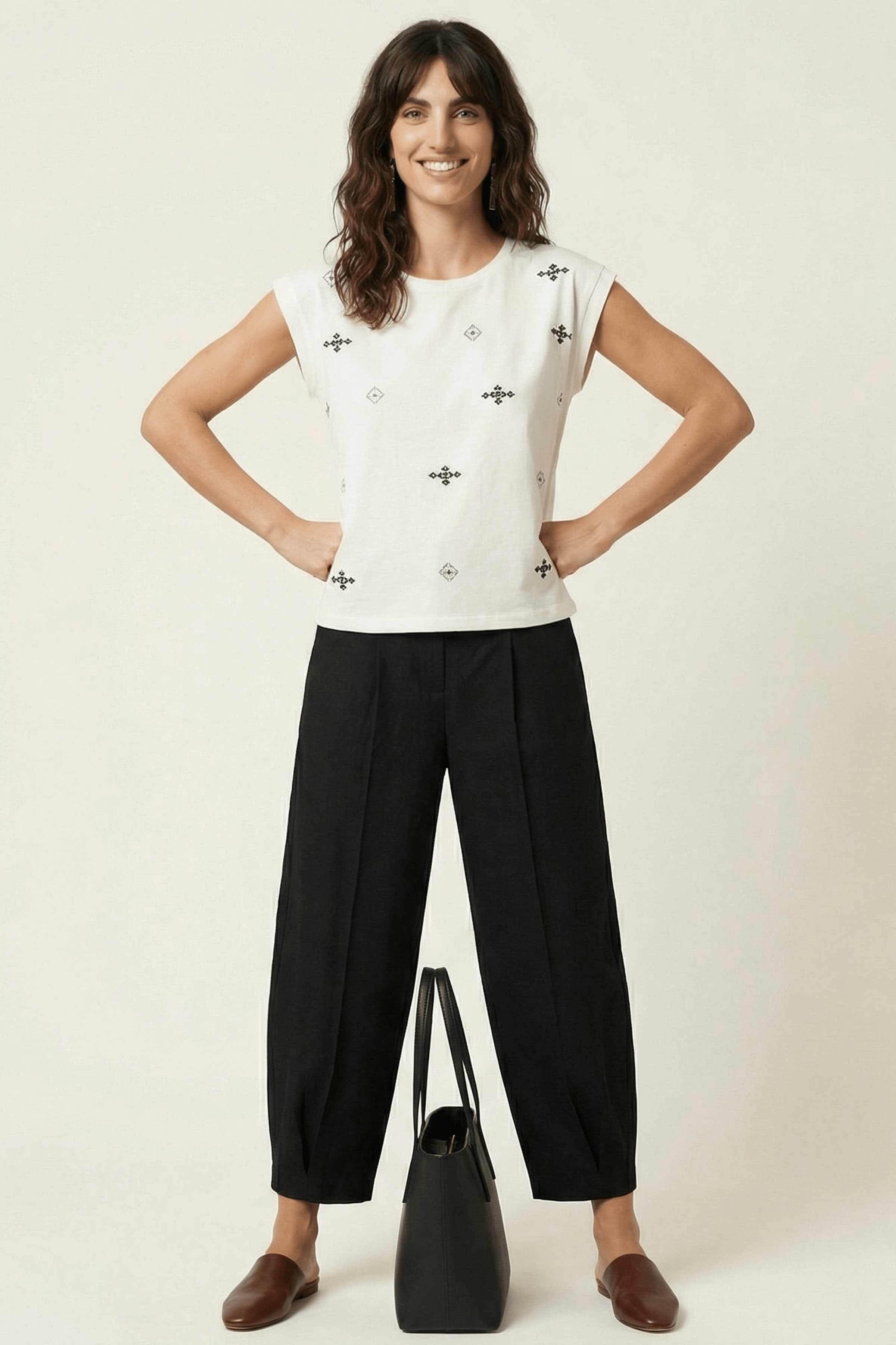 Camiseta blanca bordado etnico con escote pico Lolitas&L - lolitasyl.com