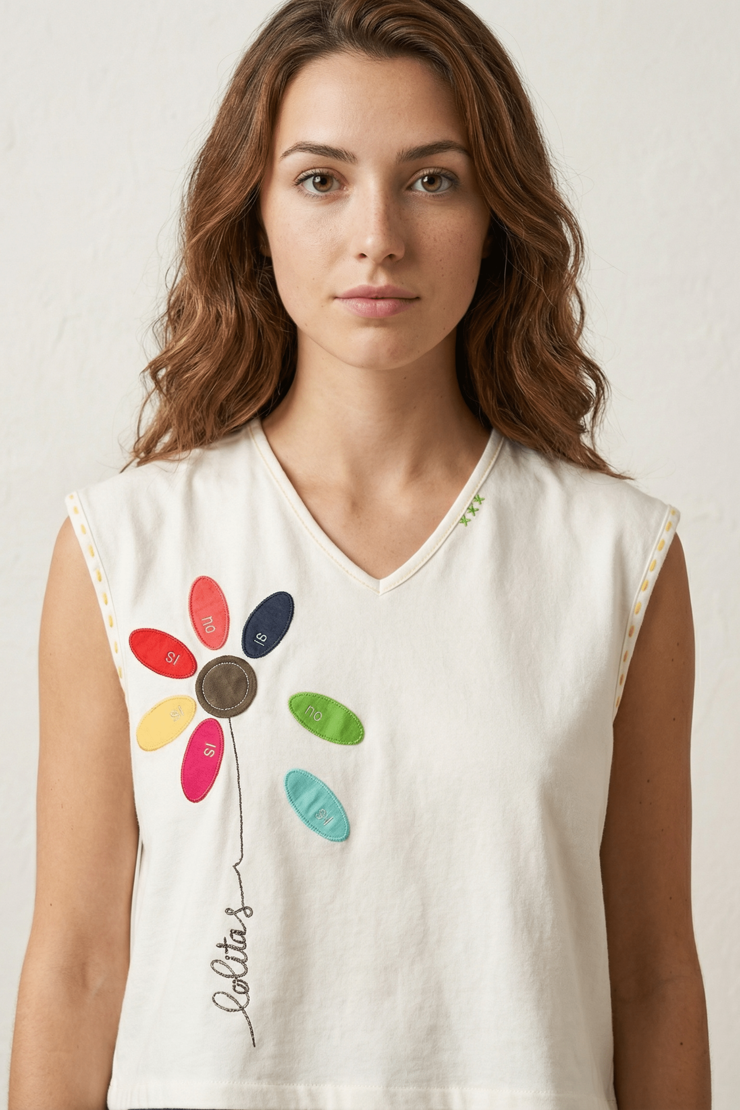 Camiseta blanca bordado flor multicolor si no Lolitas&L - lolitasyl.com