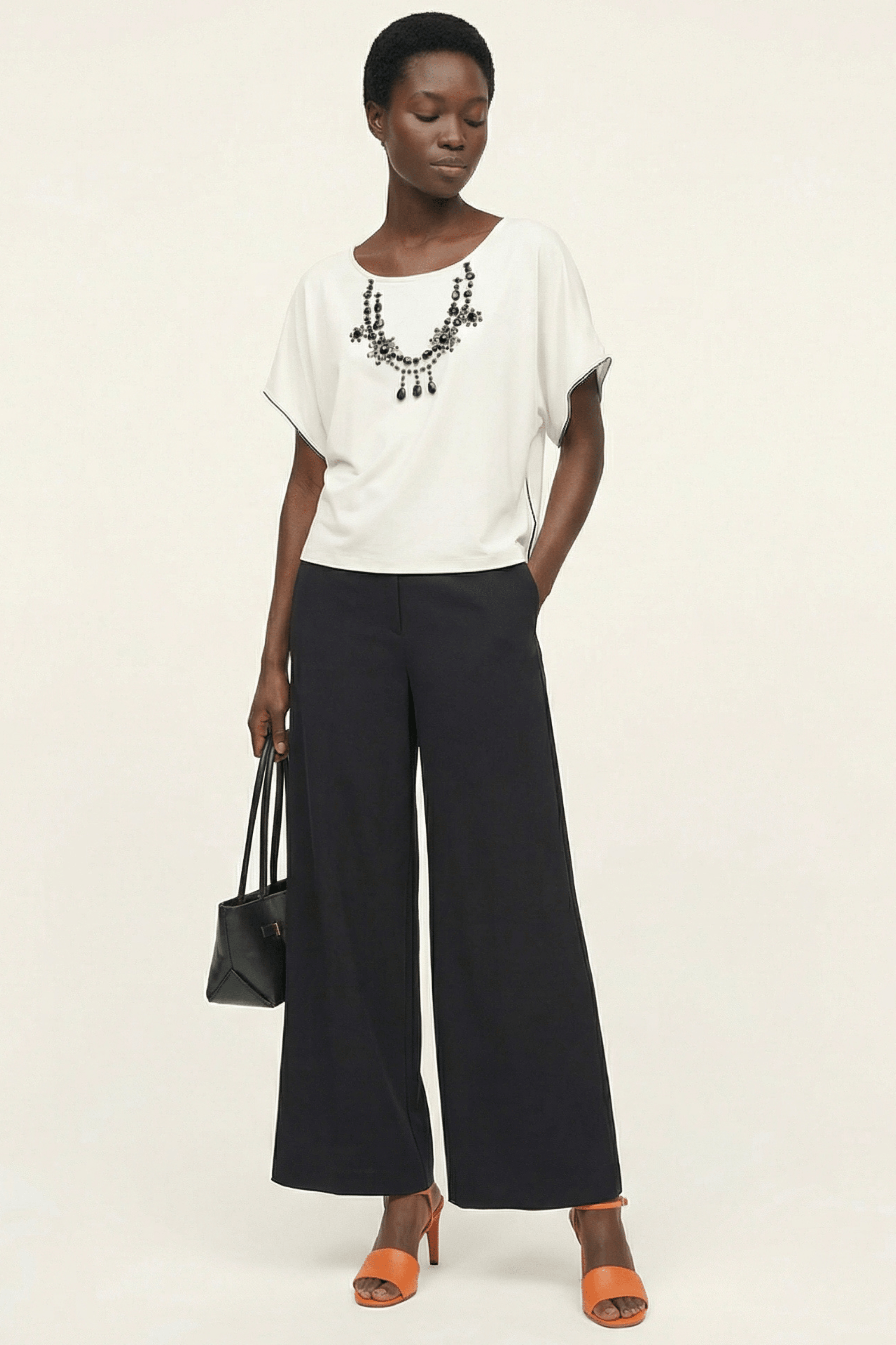 Camiseta blanca con collar pedreria en el escote y manga murcielago Lolitas&L - lolitasyl.com