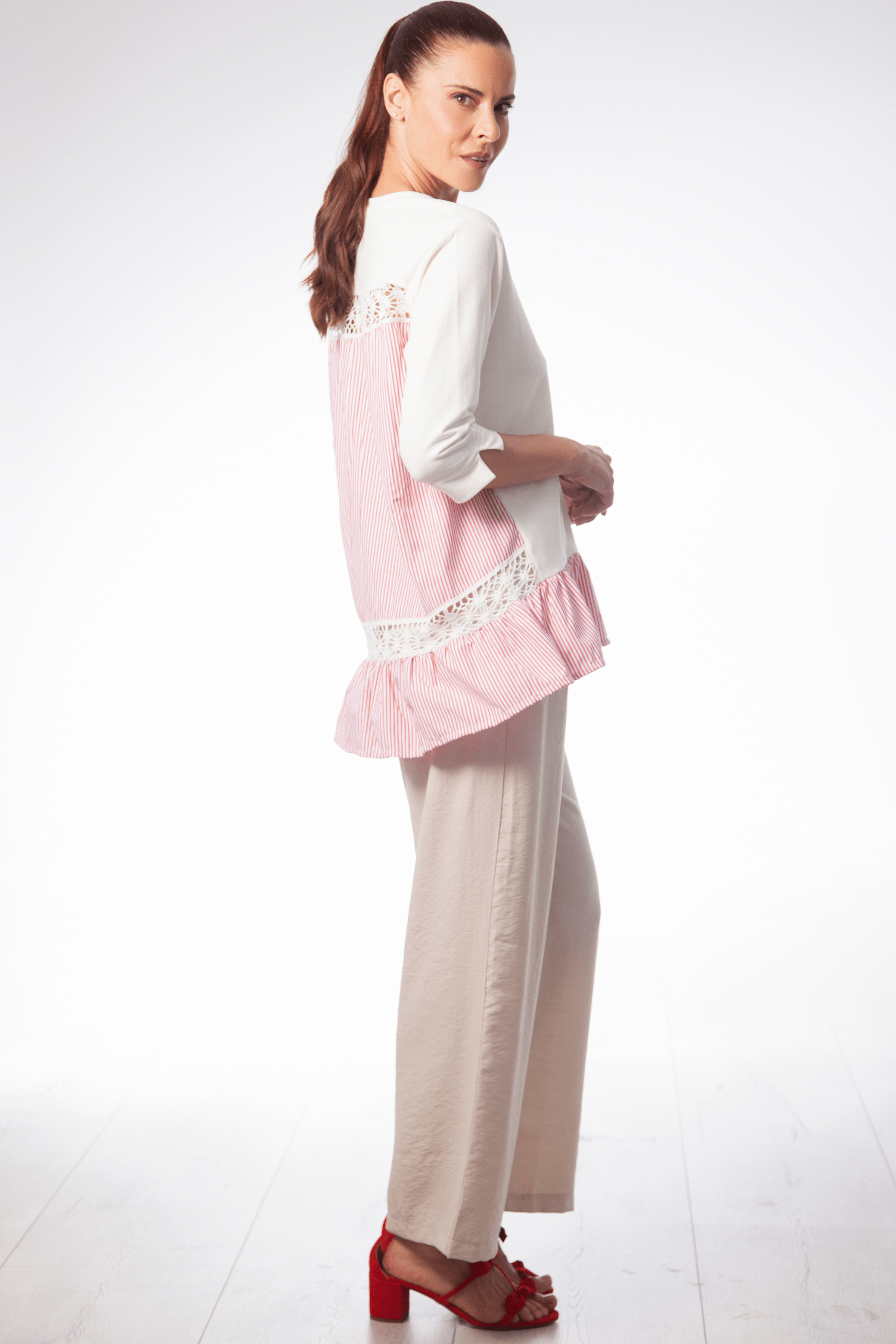 Camiseta blanca con espalda y volante mil rayas rosa Lolitas&L - lolitasyl.com