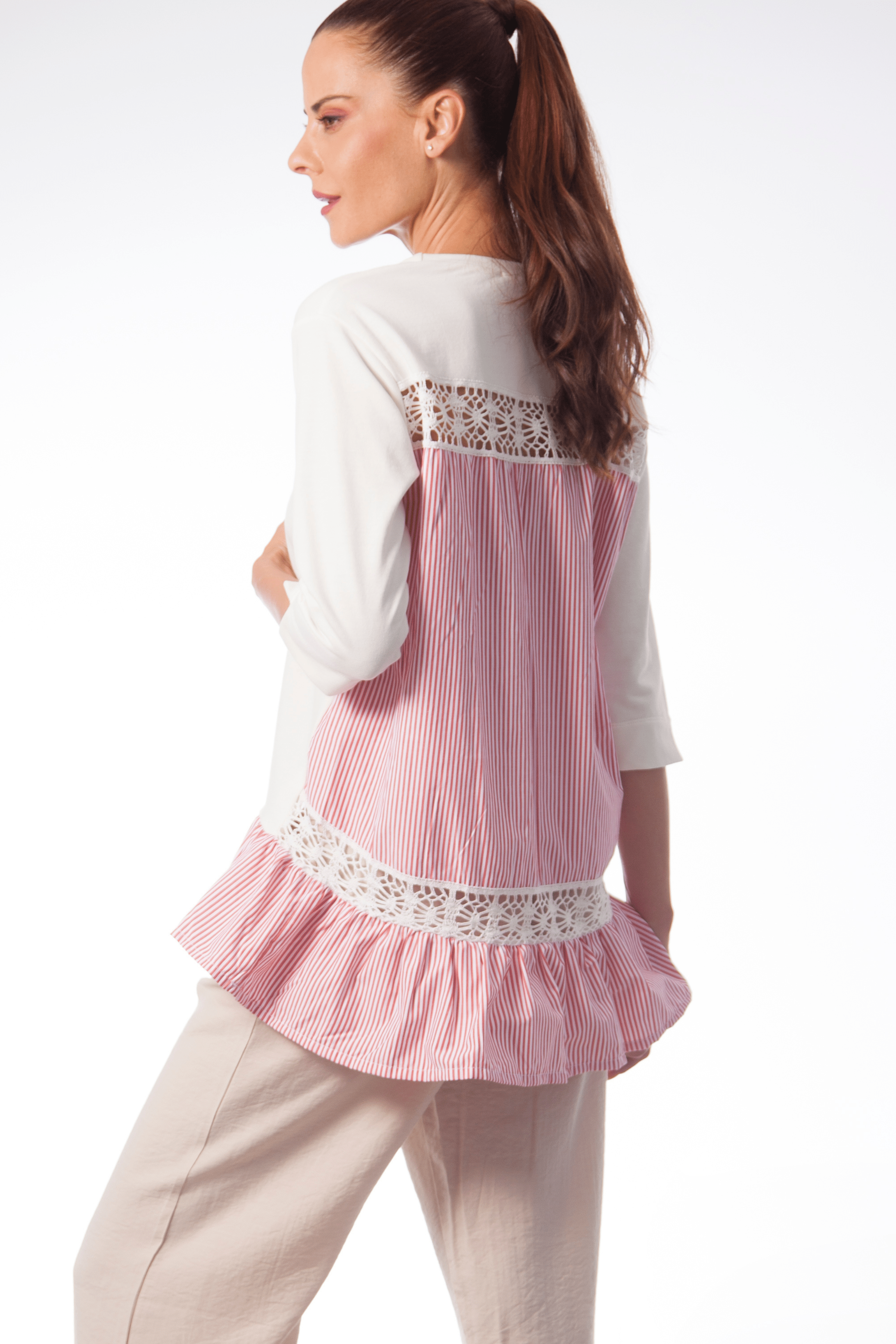 Camiseta blanca con espalda y volante mil rayas rosa Lolitas&L - lolitasyl.com