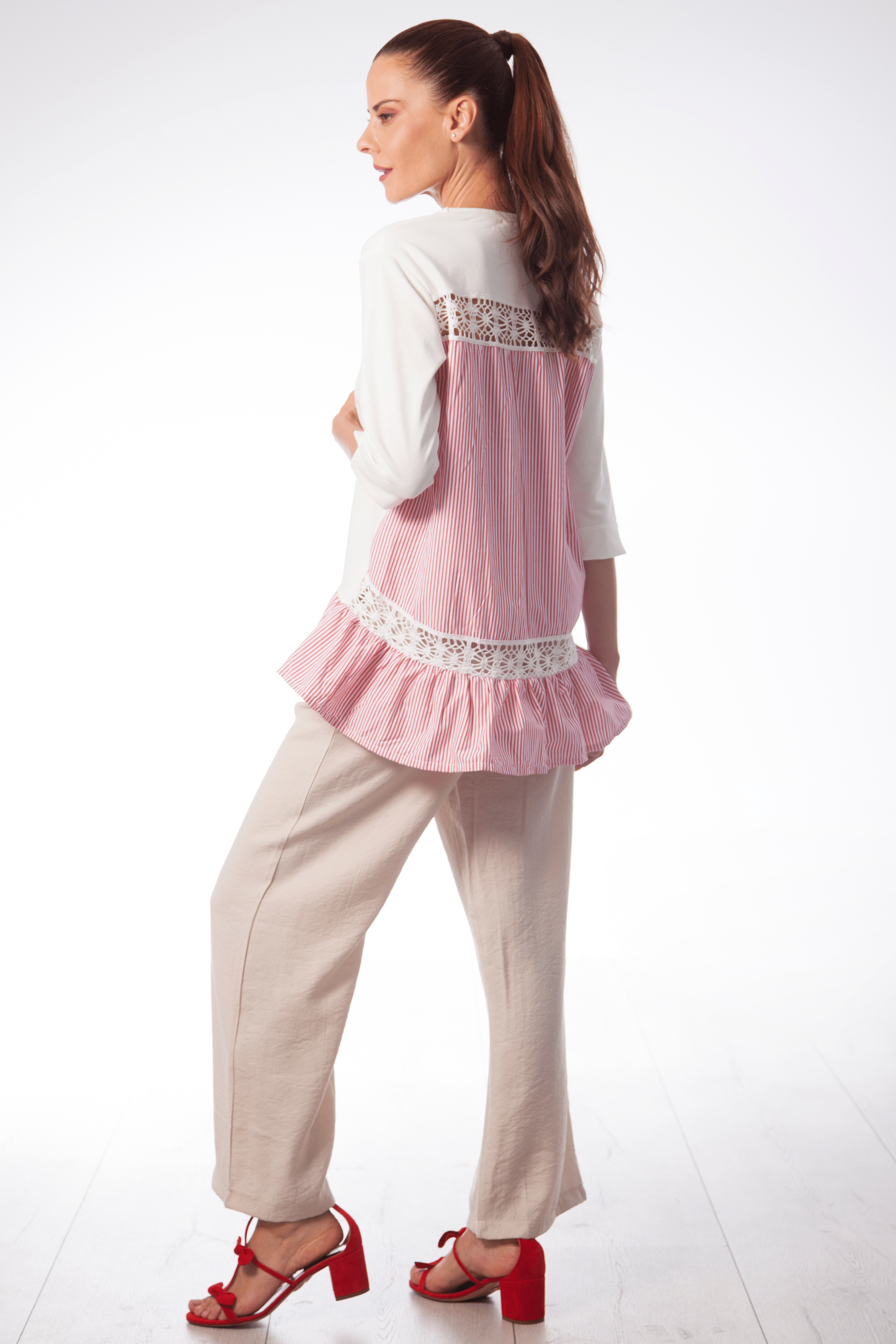 Camiseta blanca con espalda y volante mil rayas rosa Lolitas&L - lolitasyl.com