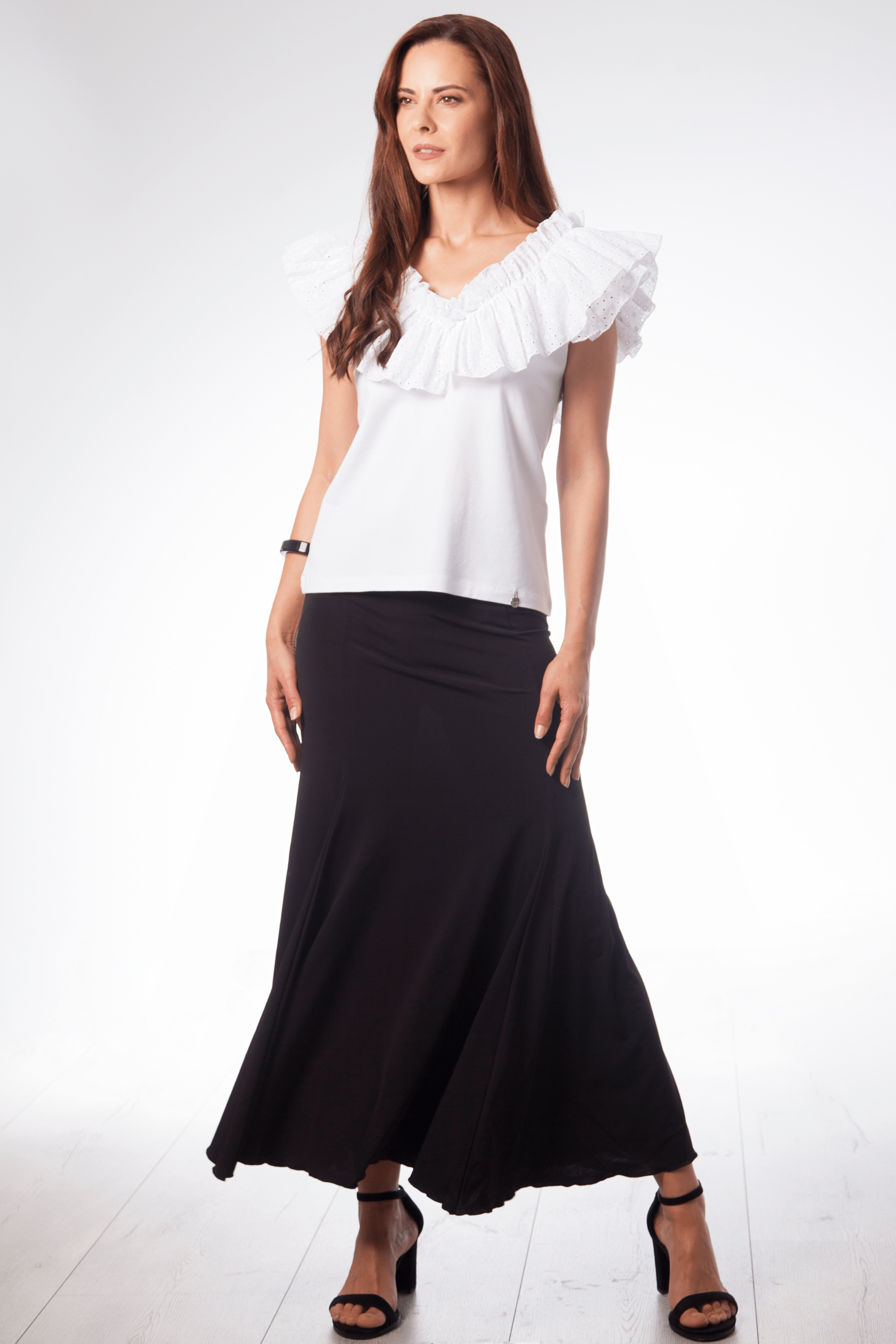 Camiseta blanca con volante bordado ingles en escote Lolitas&L - lolitasyl.com