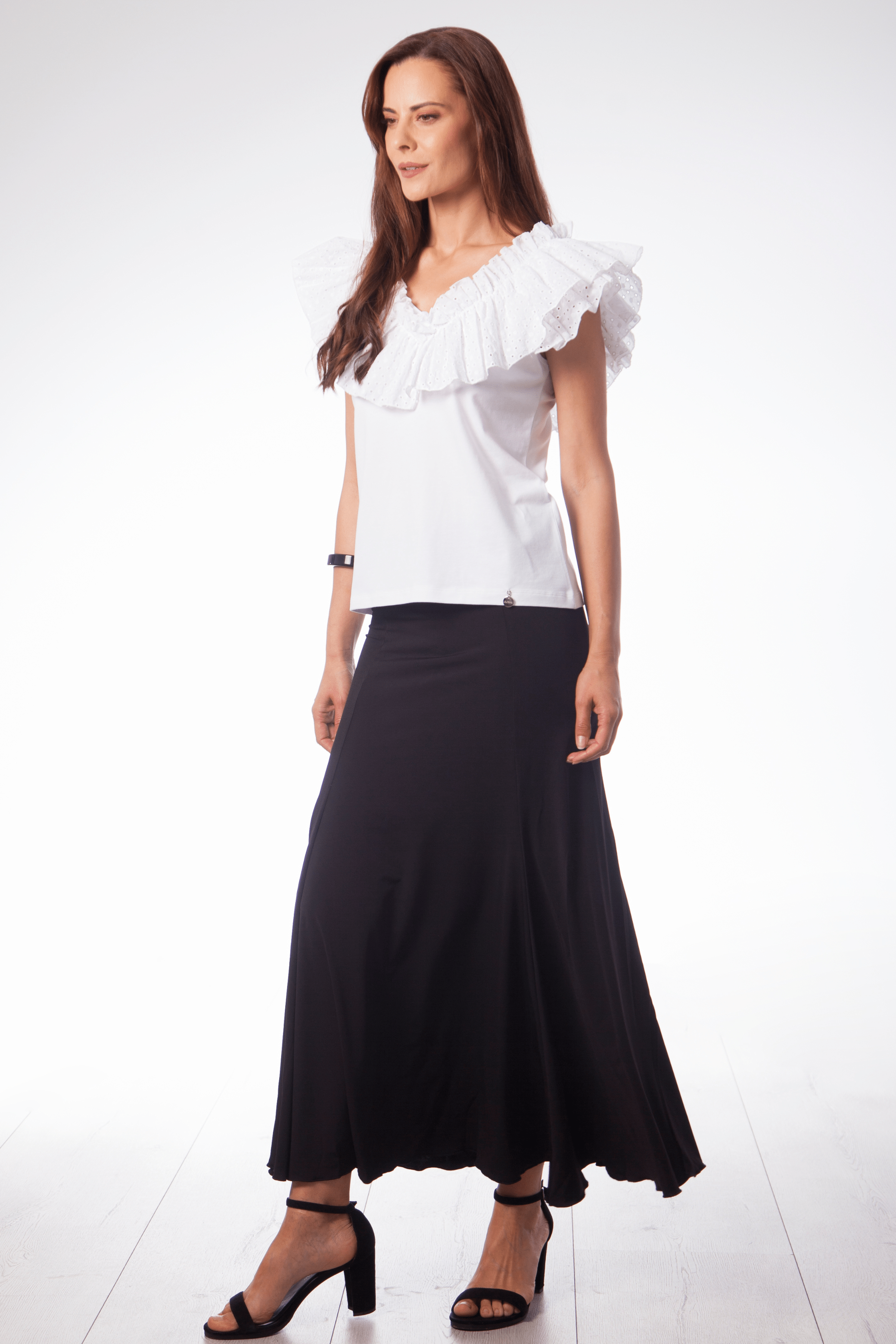 Camiseta blanca con volante bordado ingles en escote Lolitas&L - lolitasyl.com