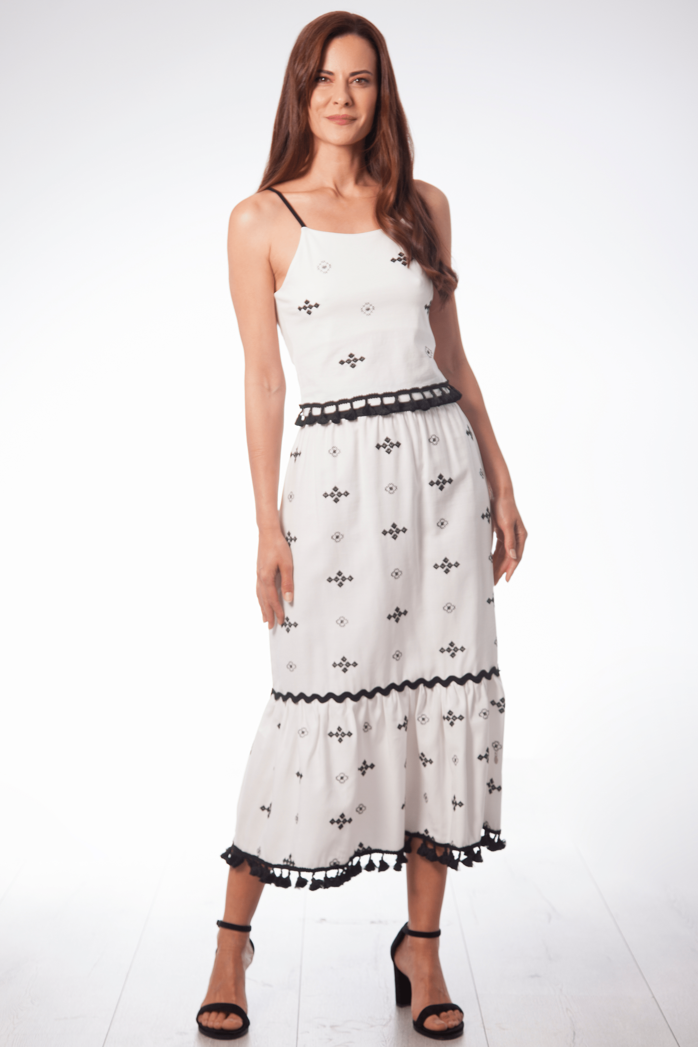 Camiseta blanca de tirantes con bordado etnico Lolitas&L - lolitasyl.com