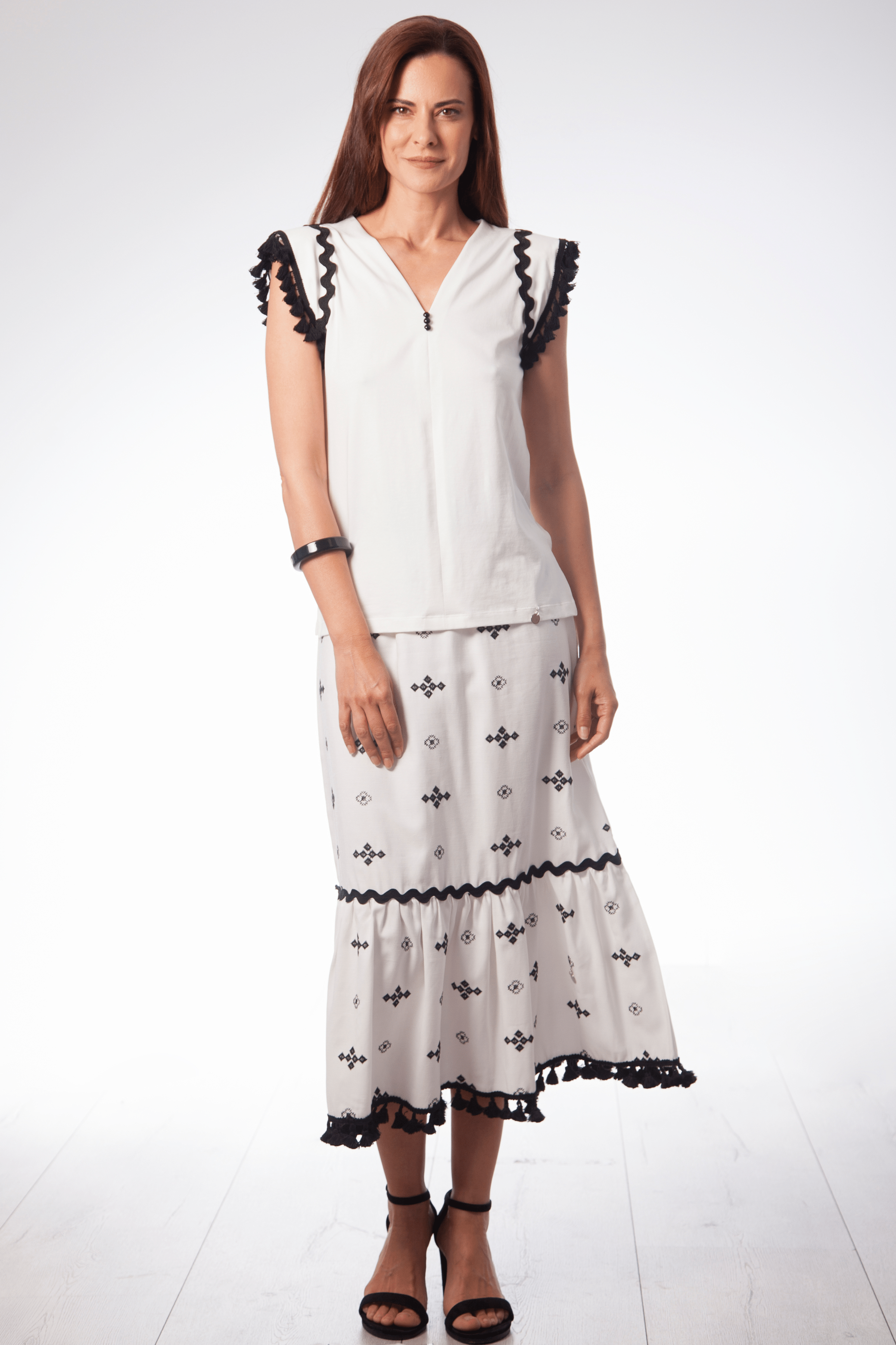 Camiseta blanca detalle en contraste de pasamaneria en mangas Lolitas&L - lolitasyl.com