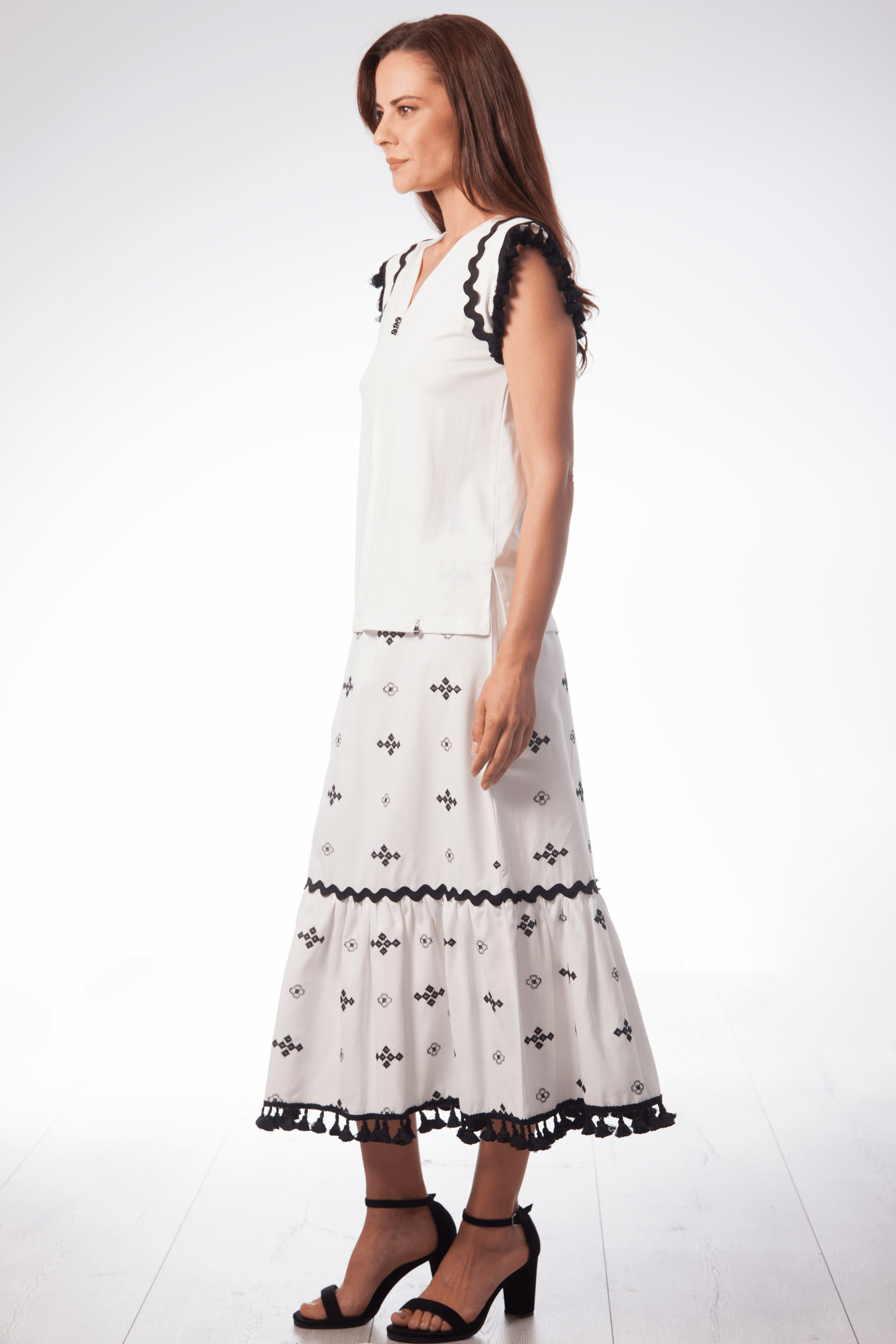 Camiseta blanca detalle en contraste de pasamaneria en mangas Lolitas&L - lolitasyl.com