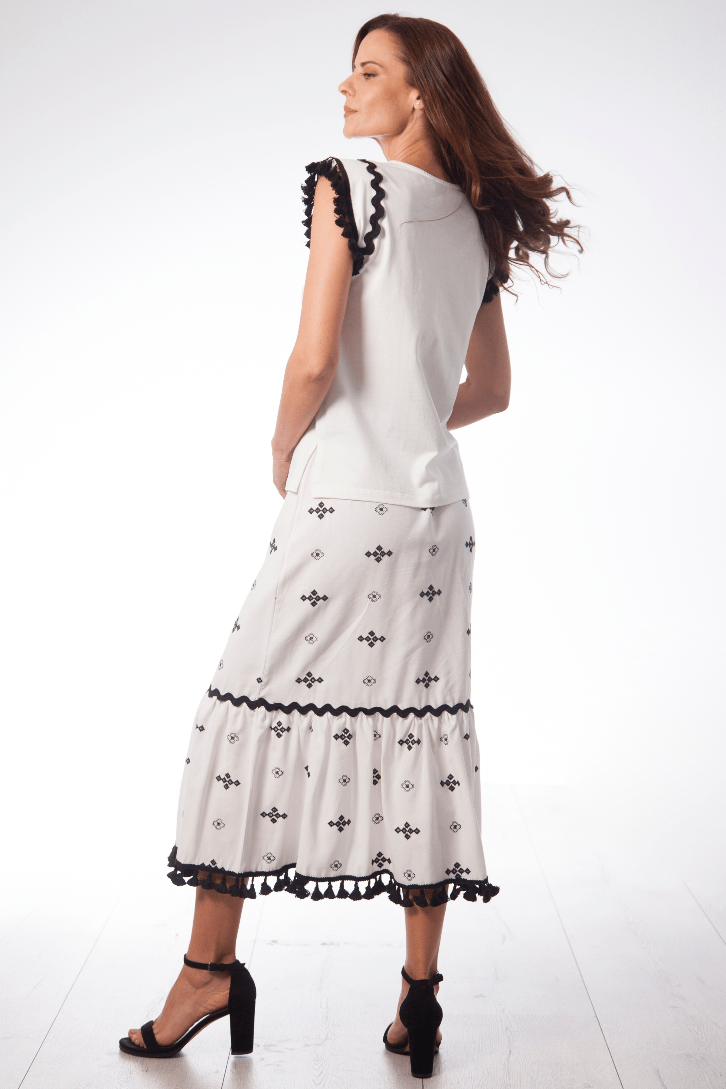 Camiseta blanca detalle en contraste de pasamaneria en mangas Lolitas&L - lolitasyl.com