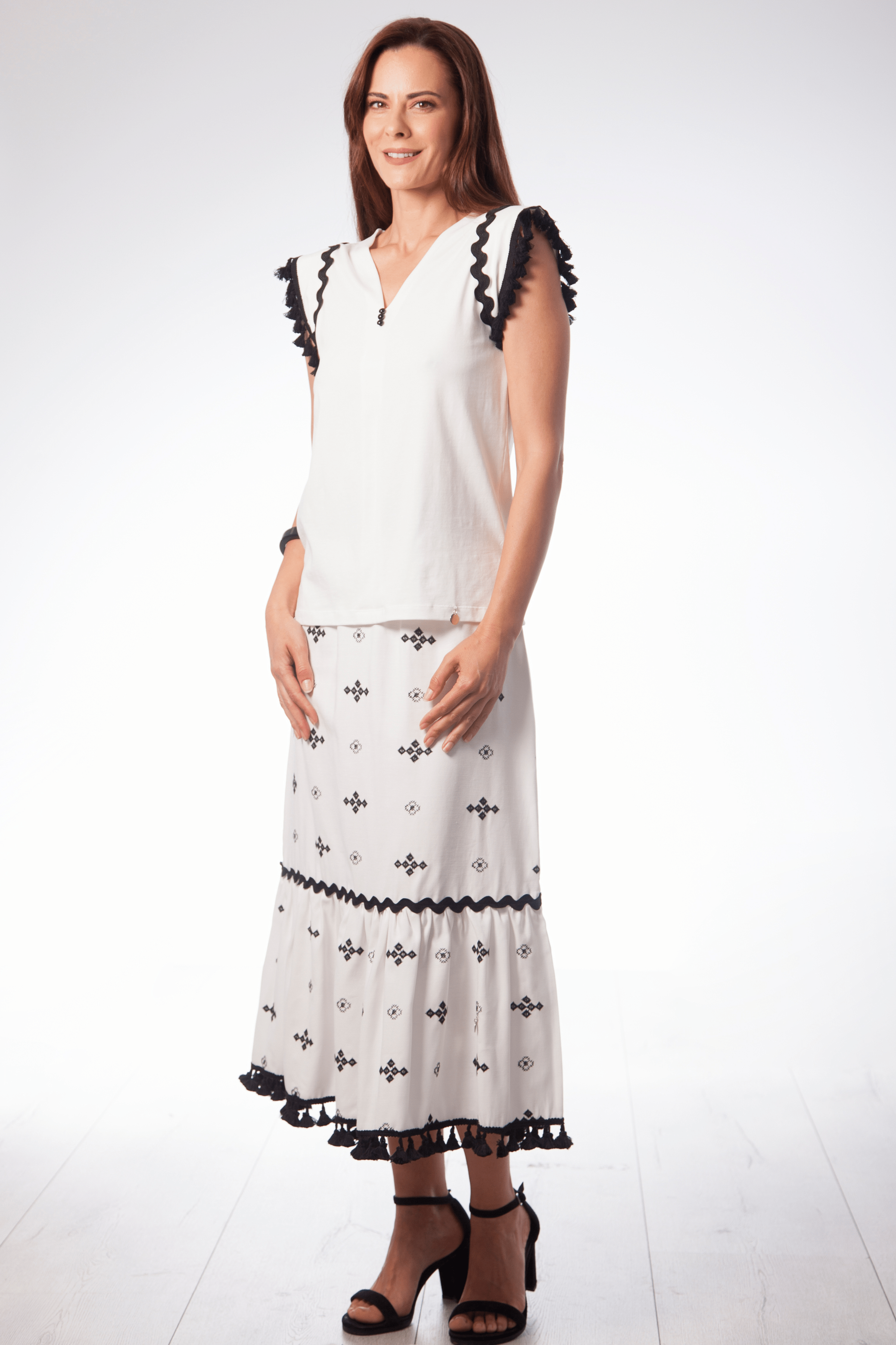 Camiseta blanca detalle en contraste de pasamaneria en mangas Lolitas&L - lolitasyl.com