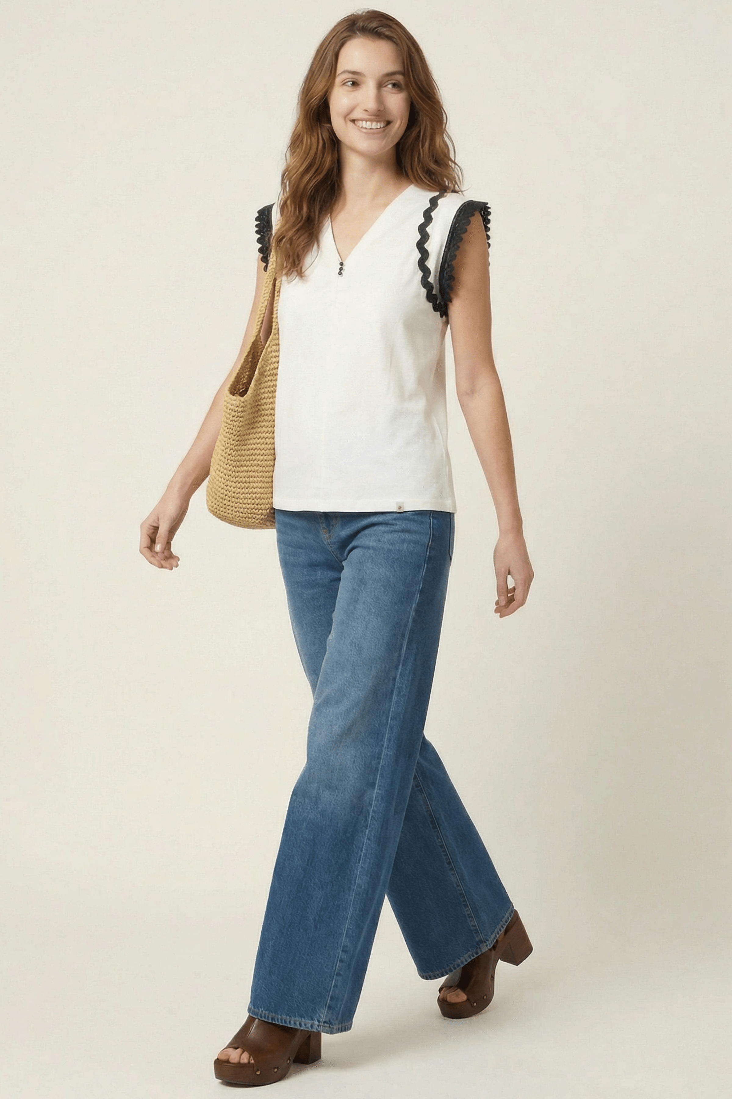 Camiseta blanca detalle en contraste de pasamaneria en mangas Lolitas&L - lolitasyl.com