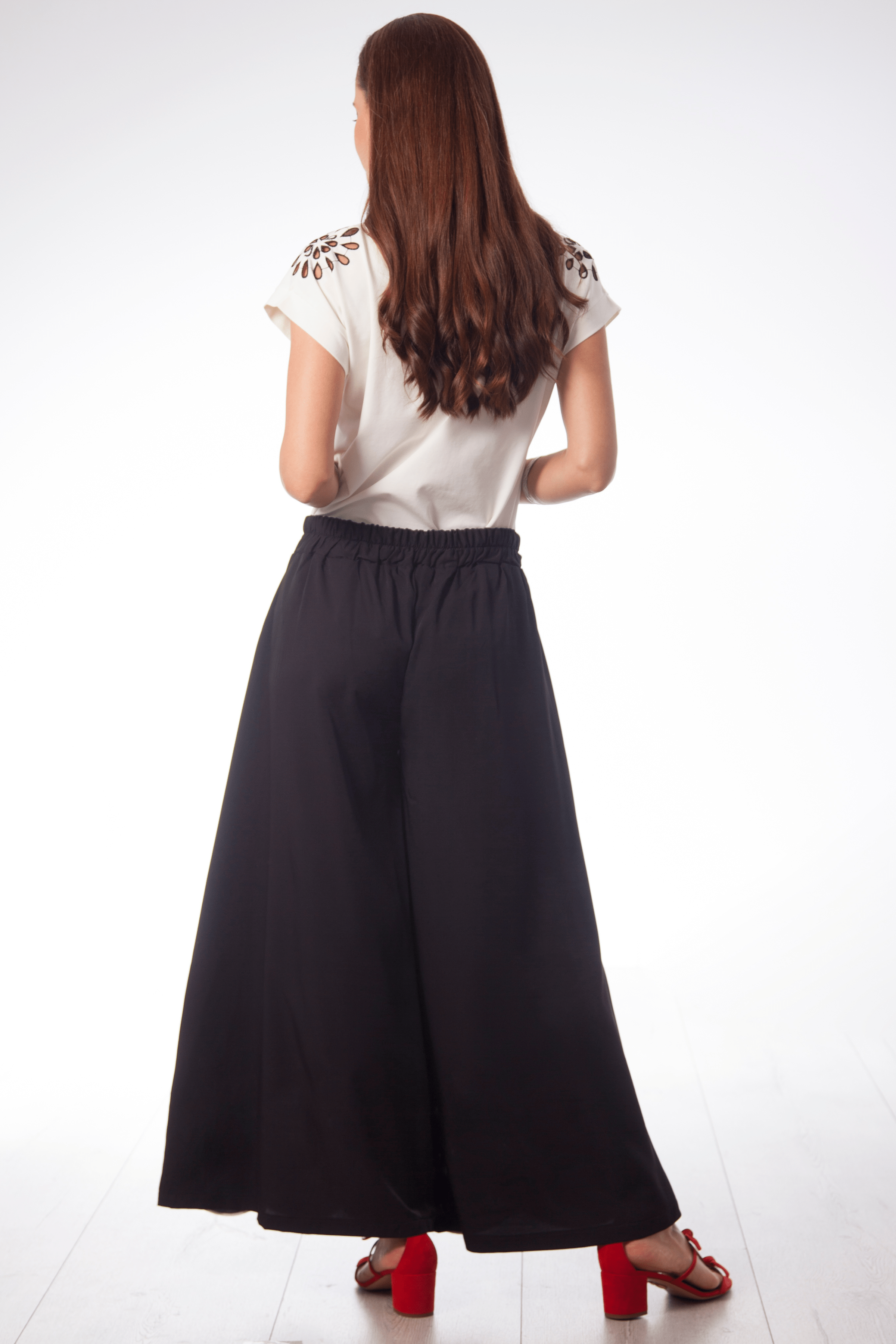 Camiseta blanca hombro bordado calado en contraste Lolitas&L - lolitasyl.com